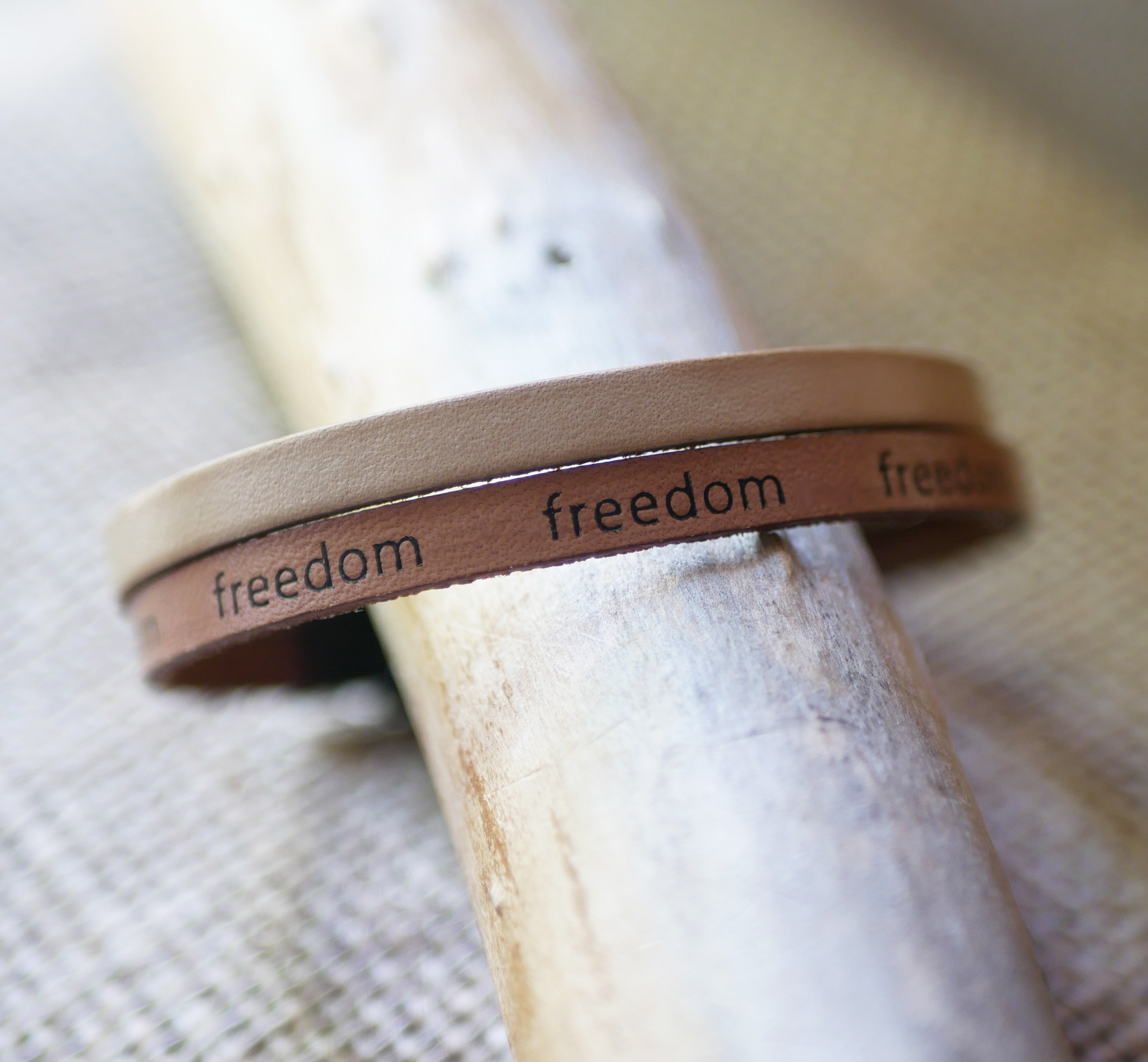 Pulseira mista de duas peles em bege natural Gravação Freedom para personalizar