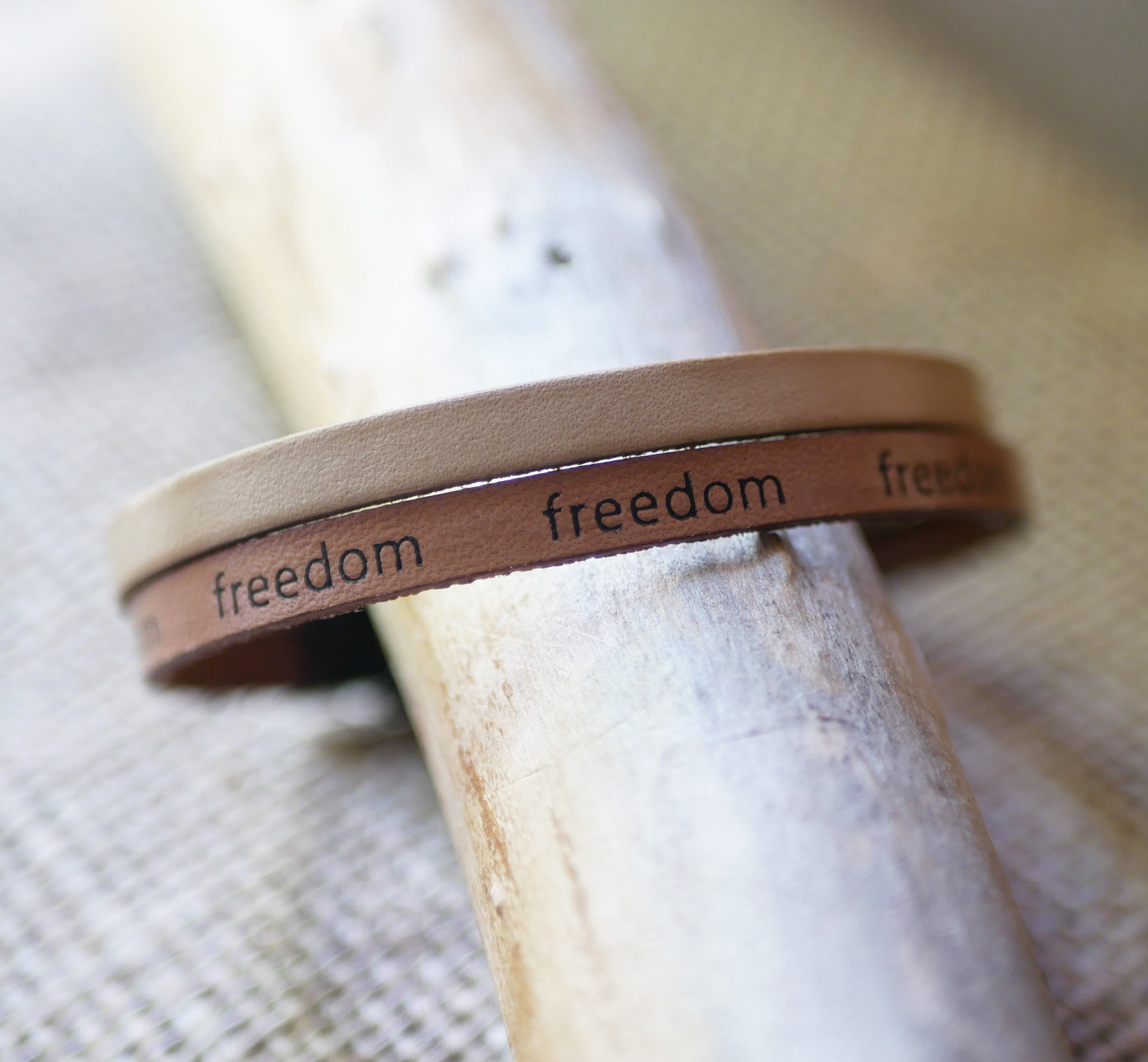 Pulseira mista de duas peles em bege natural Gravação Freedom para personalizar