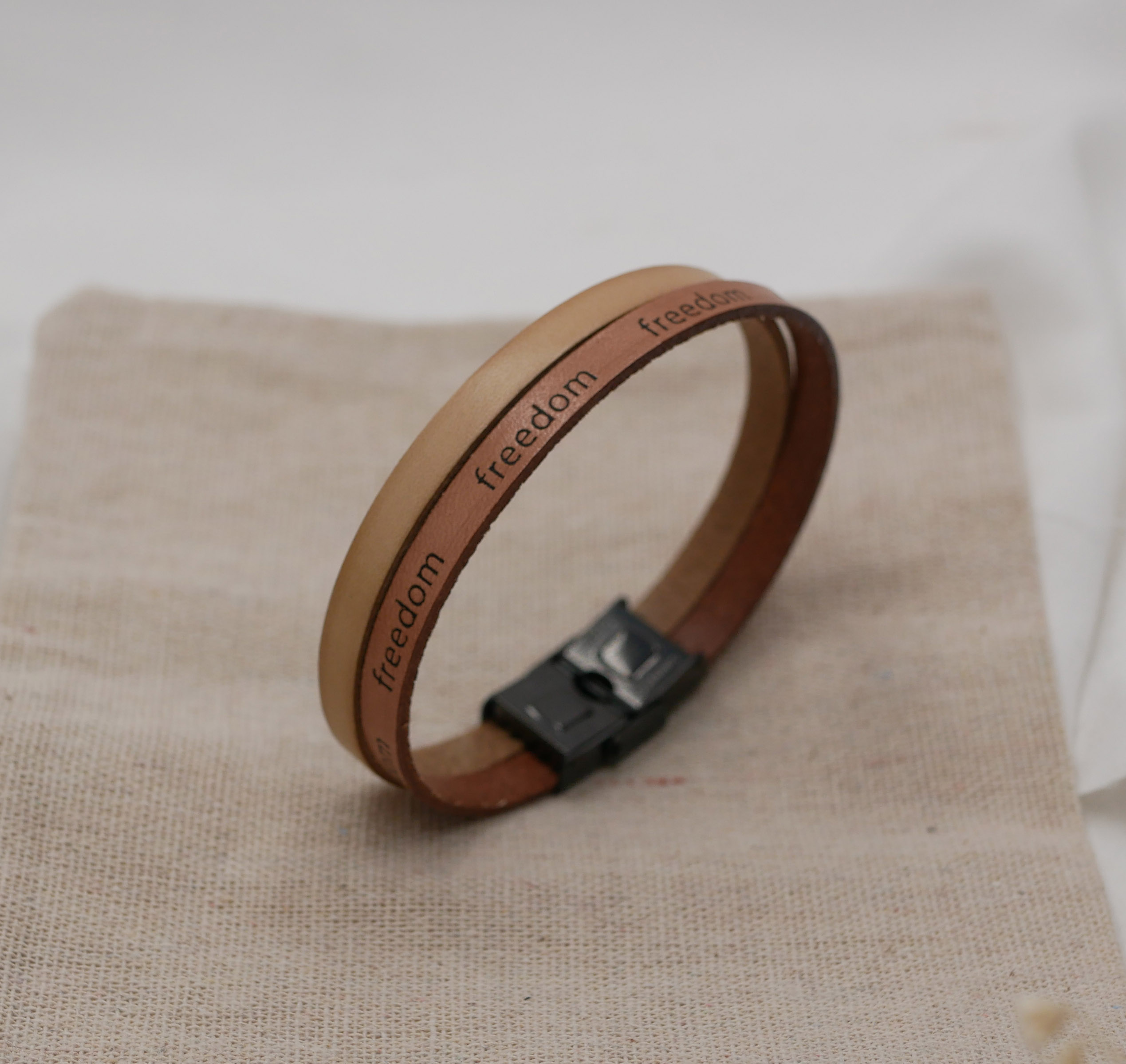 Pulseira mista de duas peles em bege natural Gravação Freedom para personalizar
