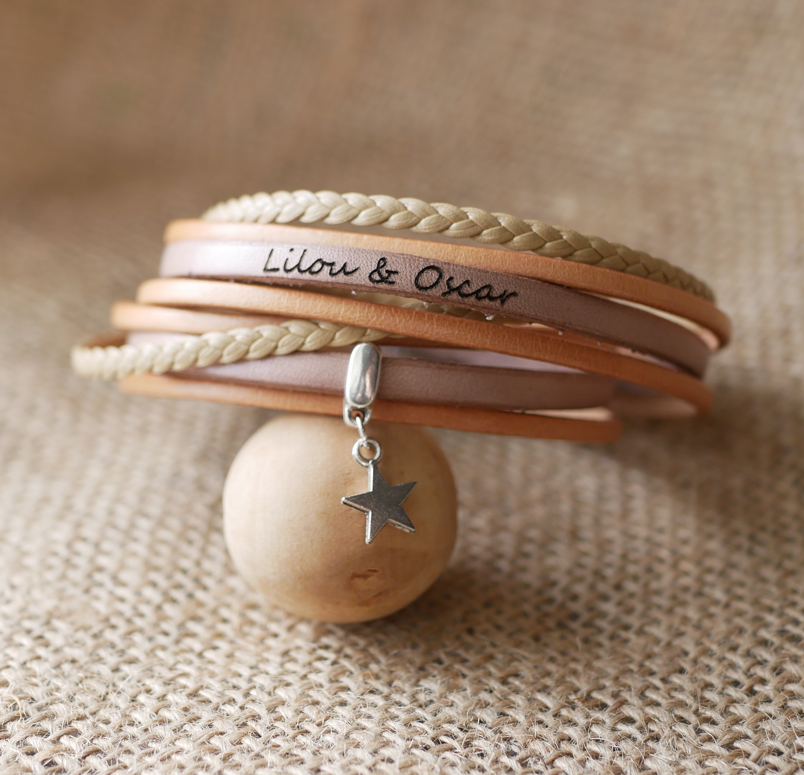 Pulseira multi-couro personalizável com pingente bege 