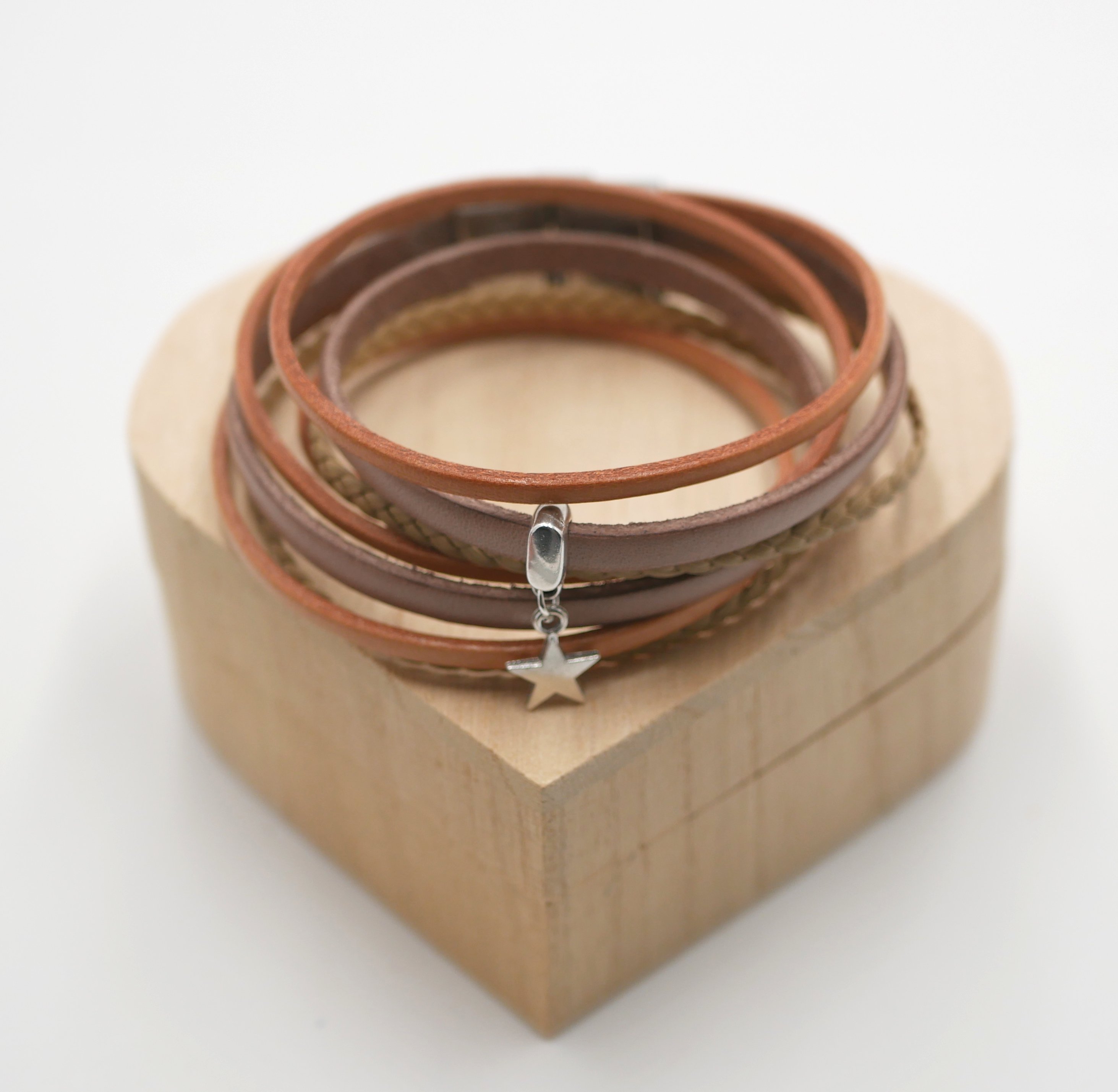 Pulseira multi-couro personalizável com pingente bege 