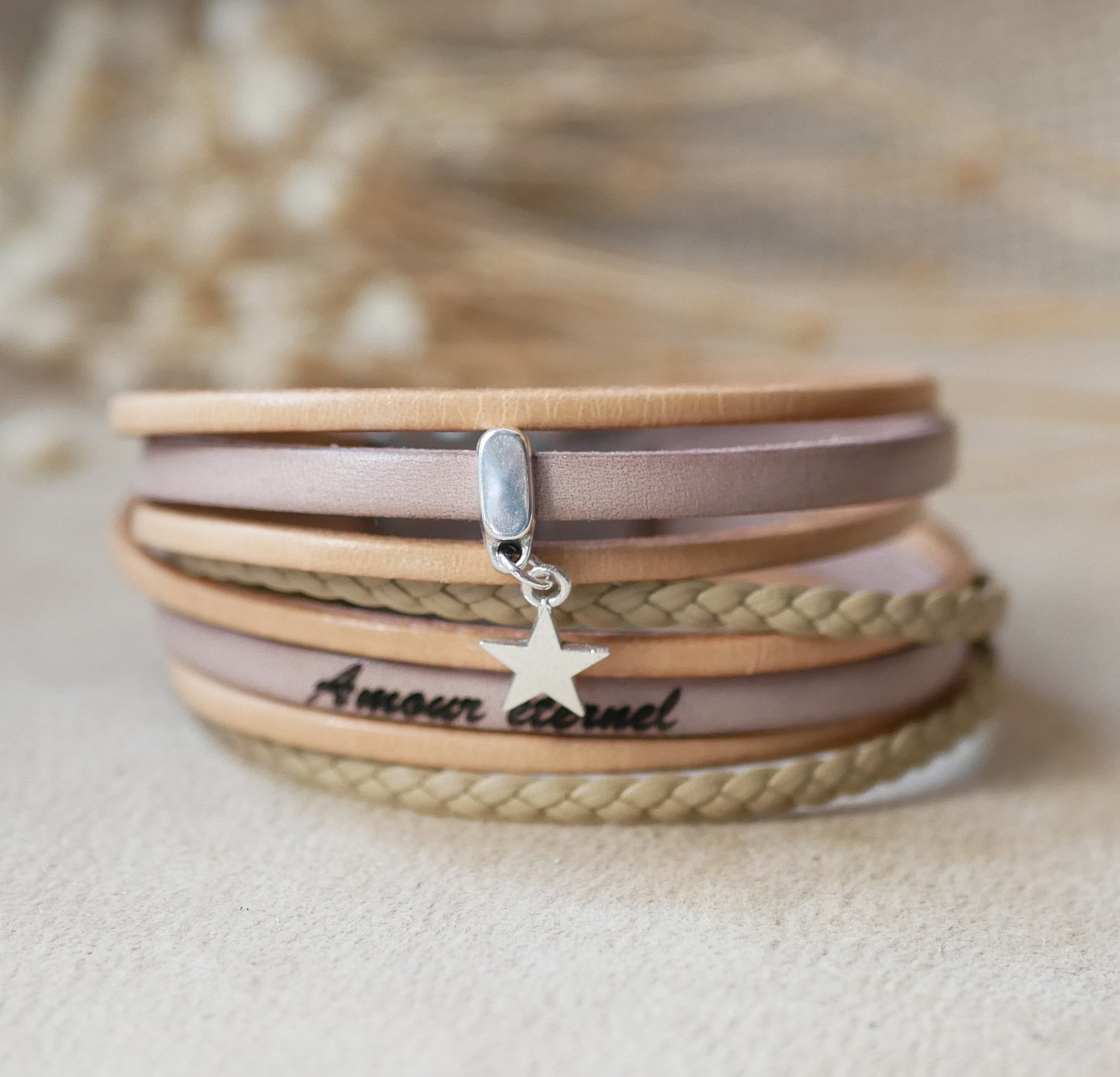Pulseira multi-couro personalizável com pingente bege 