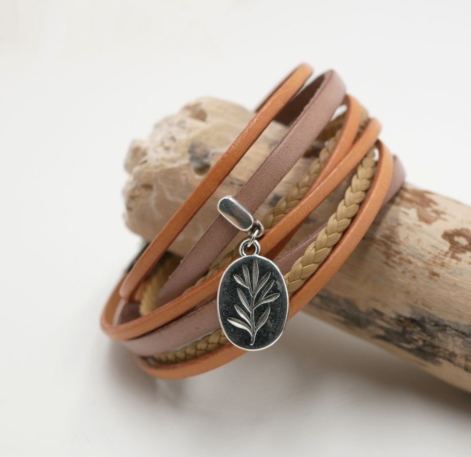 Pulseira multi-couro personalizável com pingente bege 
