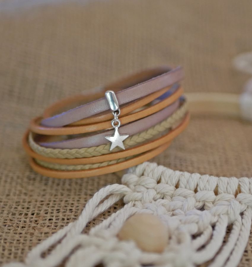 Pulseira multi-couro personalizável com pingente bege 