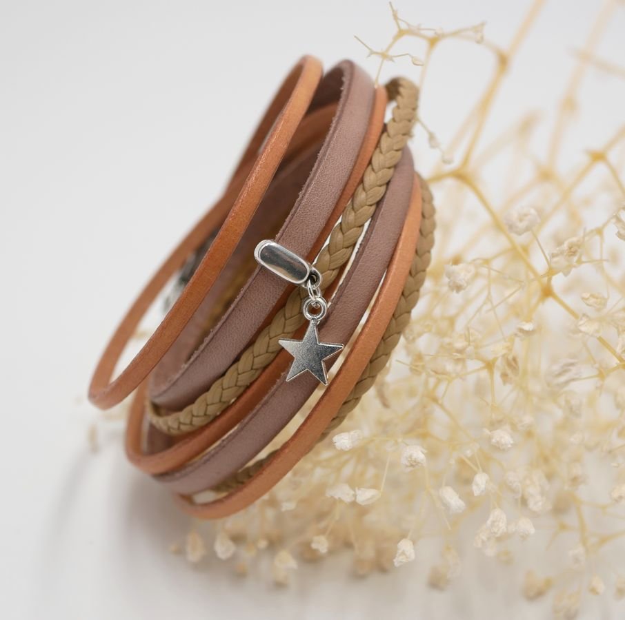 Pulseira multi-couro personalizável com pingente bege 