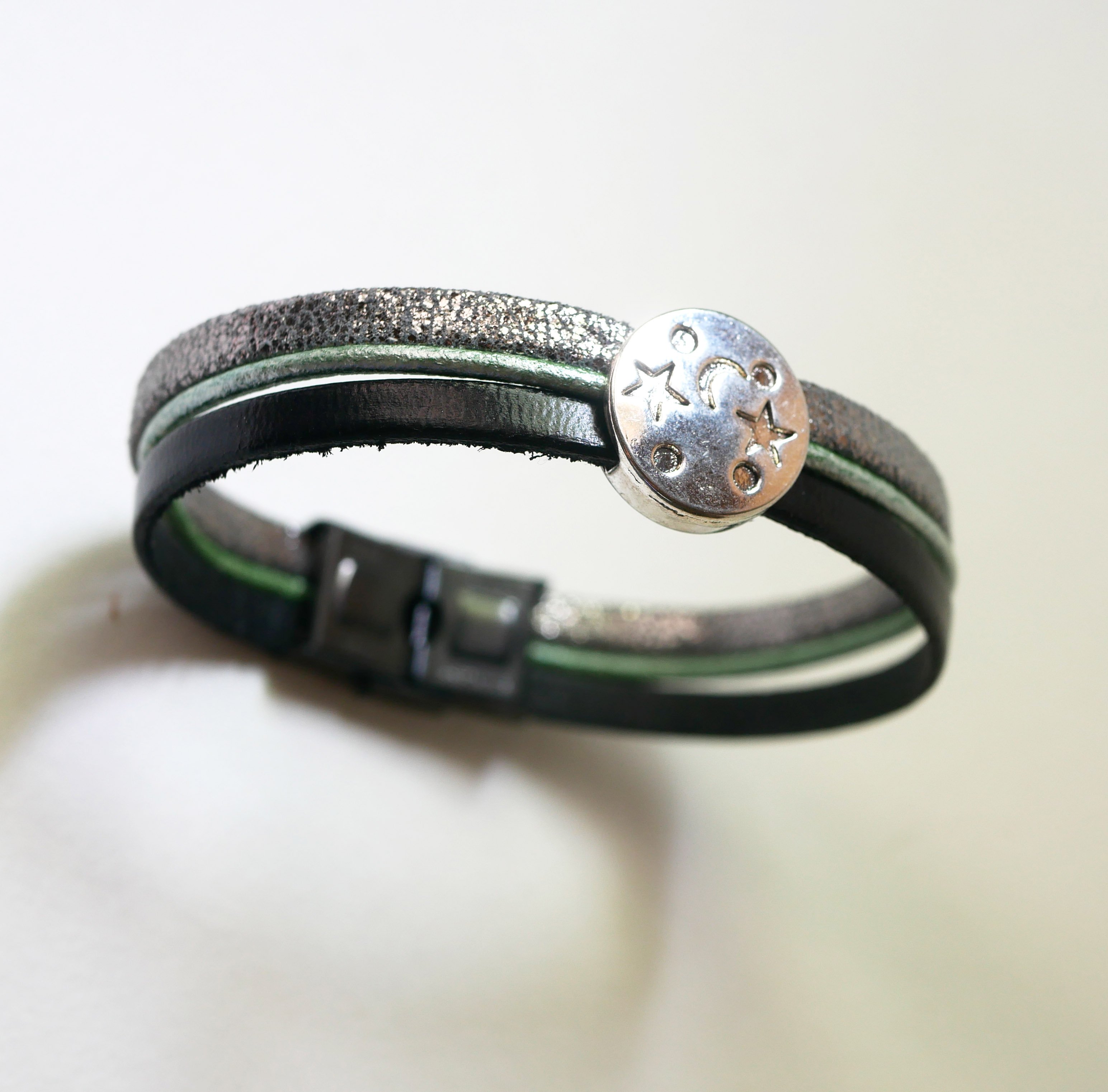 Pulseira multi-ligações em pele com estrela da lua em cabochão prateado, verde e preto