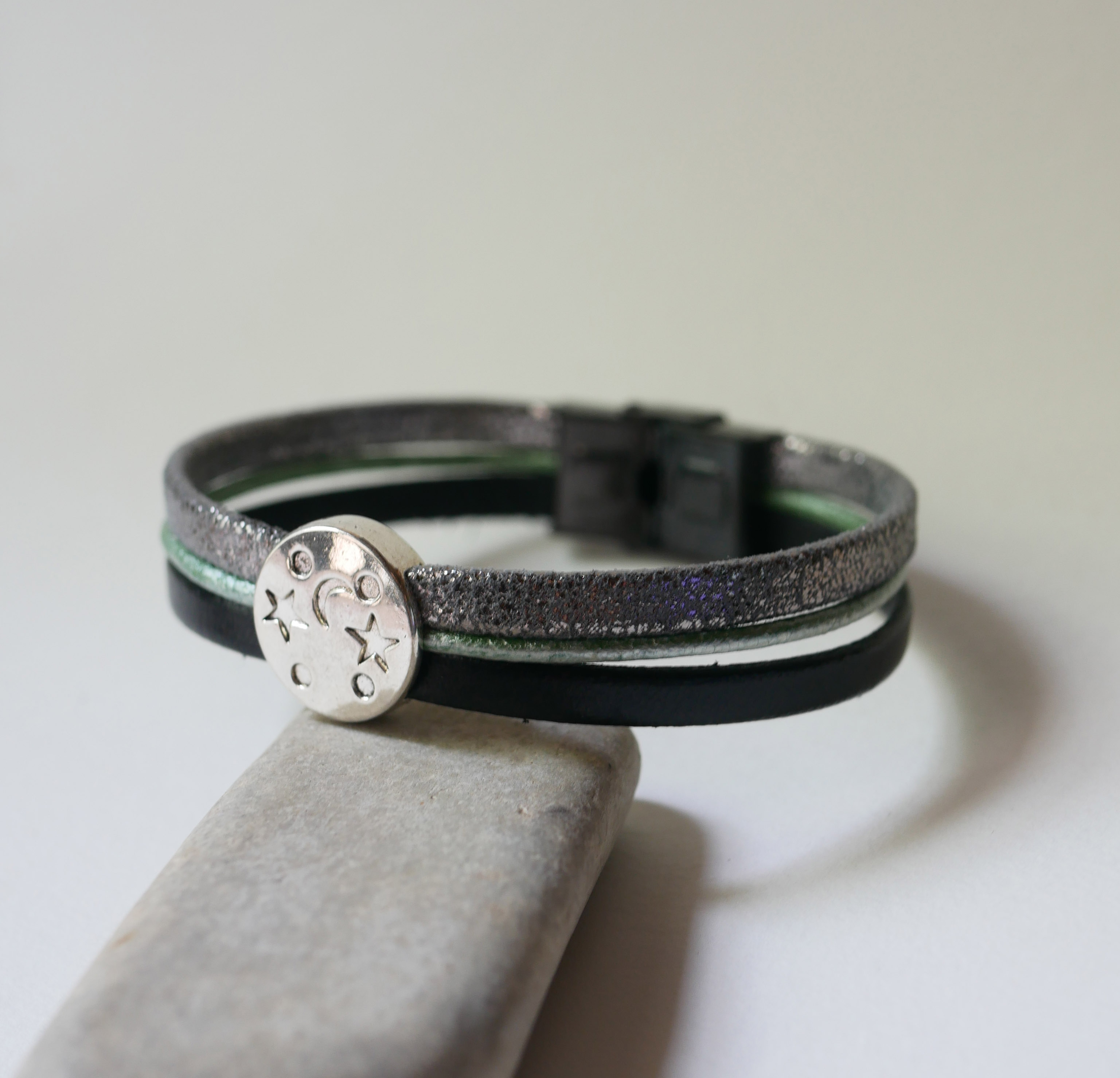 Pulseira multi-ligações em pele com estrela da lua em cabochão prateado, verde e preto