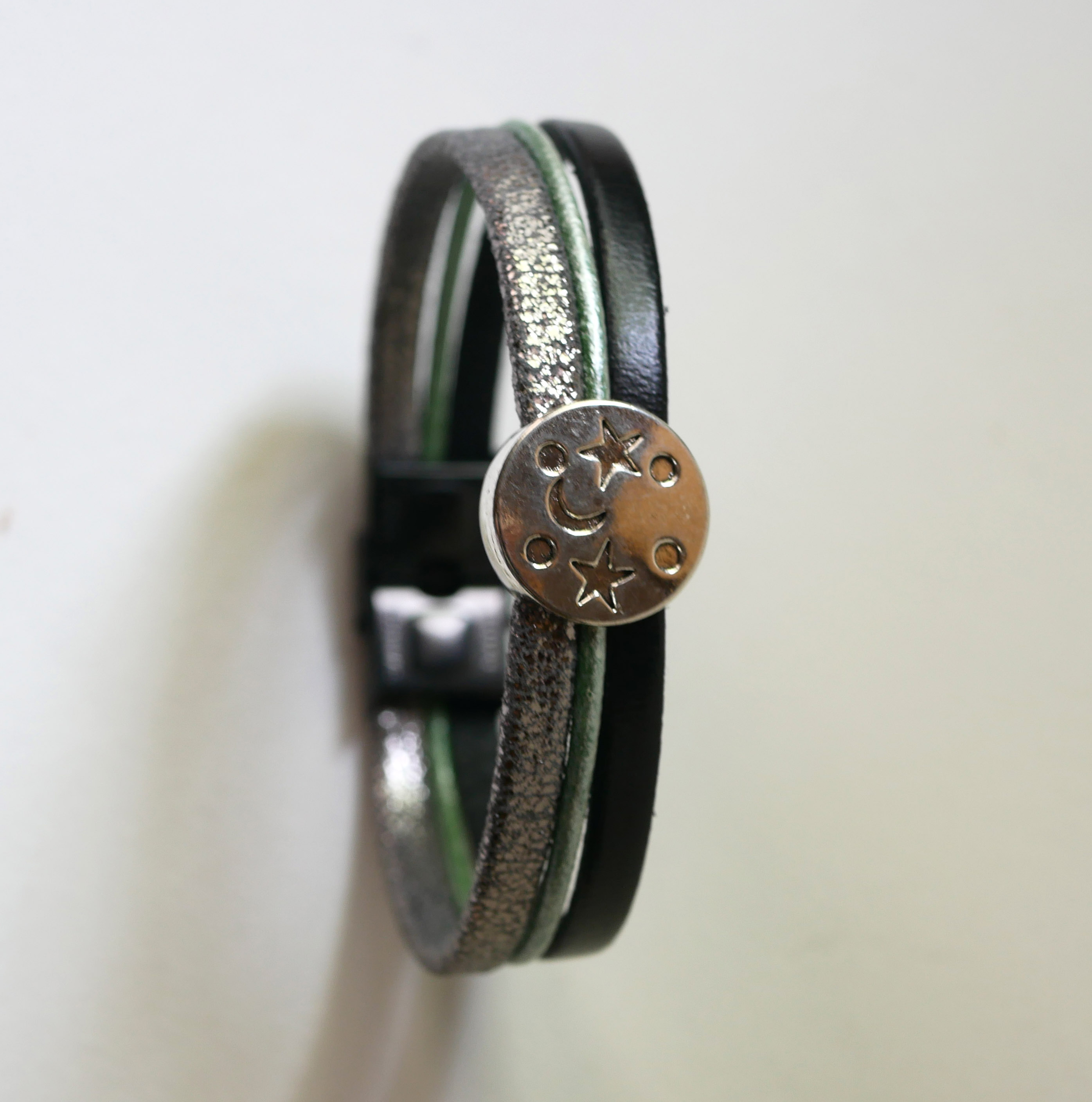Pulseira multi-ligações em pele com estrela da lua em cabochão prateado, verde e preto