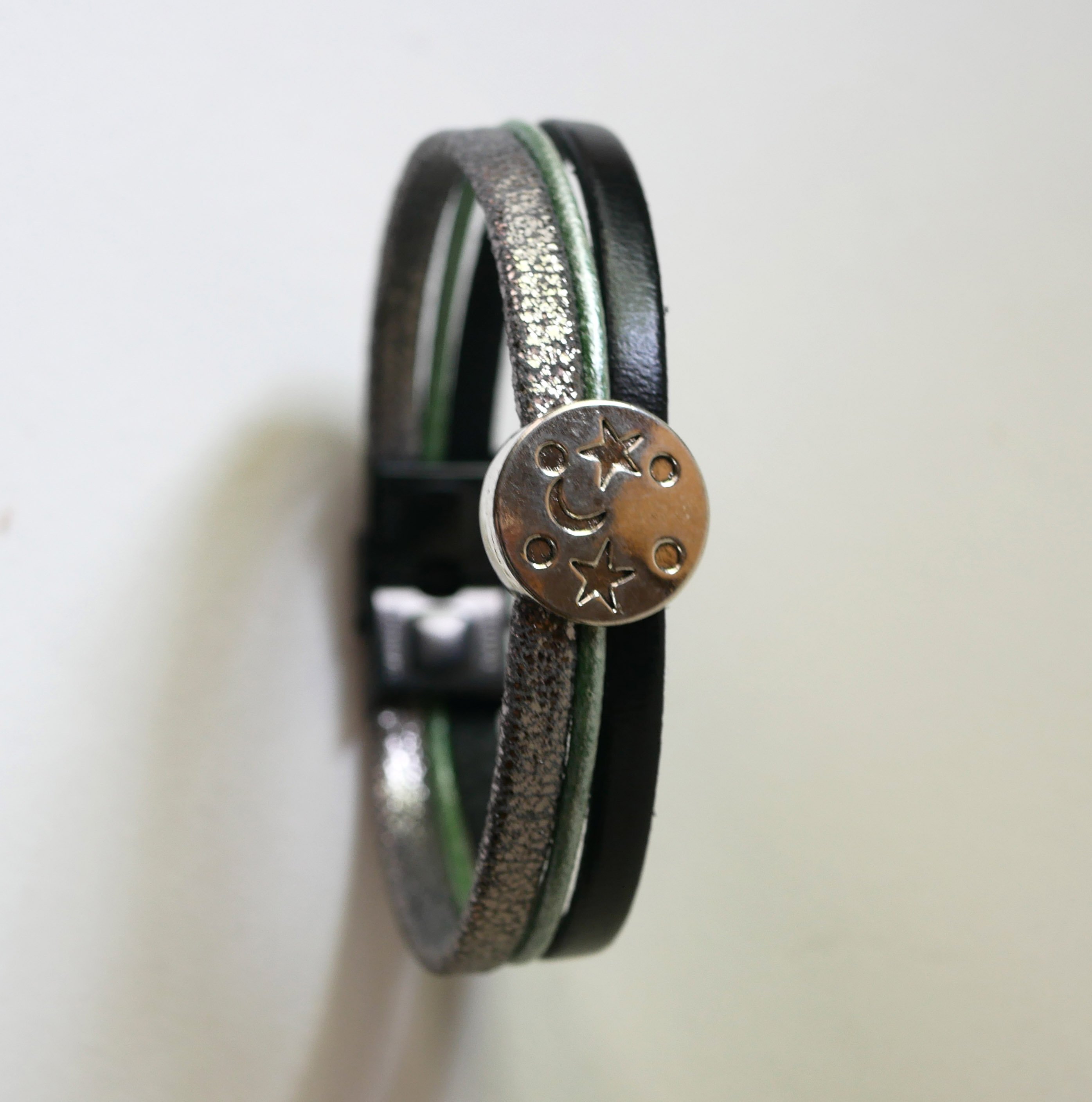 Pulseira multi-ligações em pele com estrela da lua em cabochão prateado, verde e preto