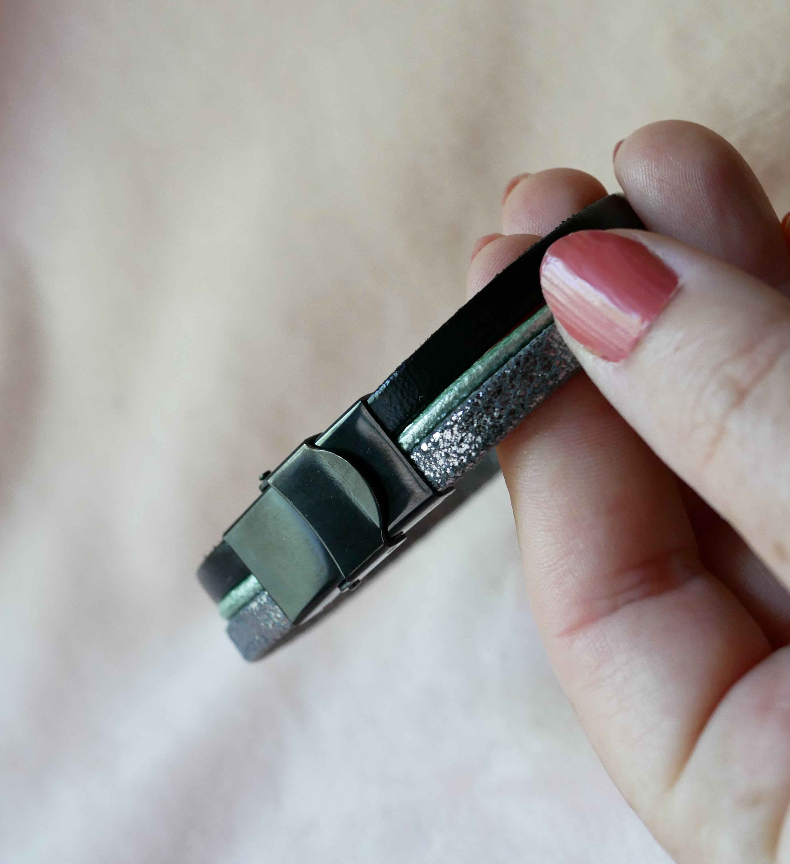 Pulseira multi-liga&ccedil;&otilde;es em pele com estrela da lua em caboch&atilde;o prateado, verde e preto