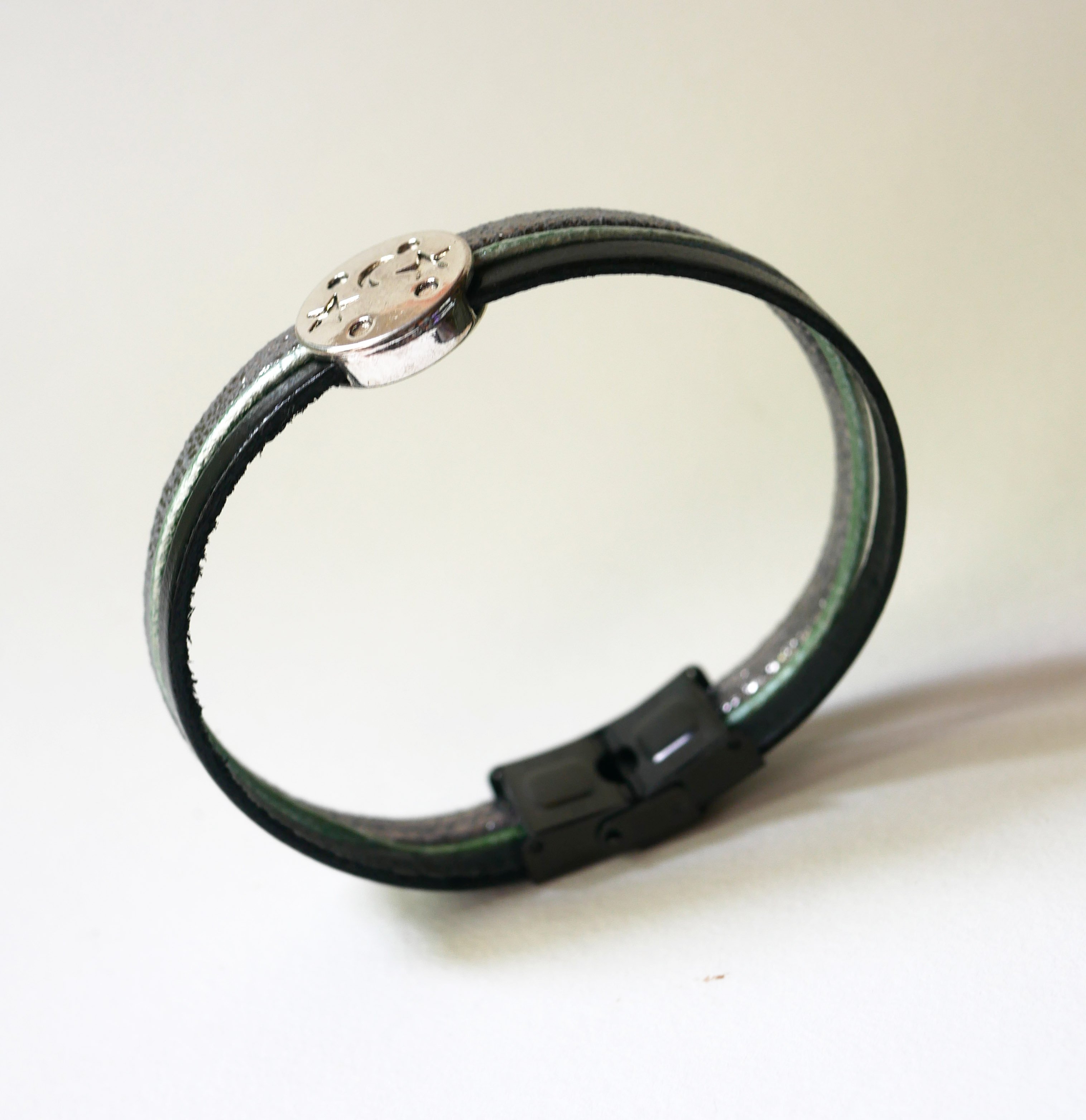 Pulseira multi-ligações em pele com estrela da lua em cabochão prateado, verde e preto