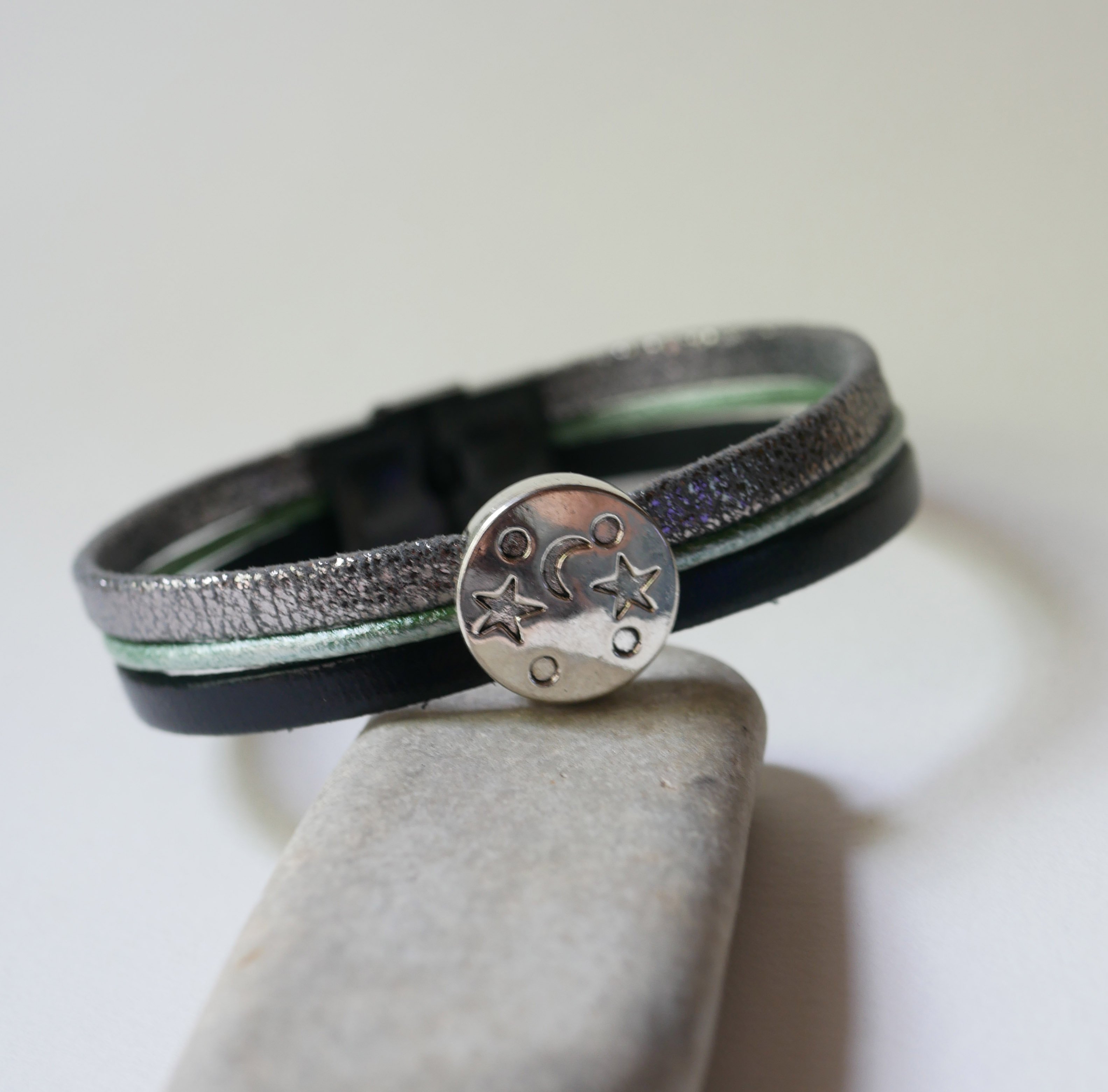 Pulseira multi-ligações em pele com estrela da lua em cabochão prateado, verde e preto