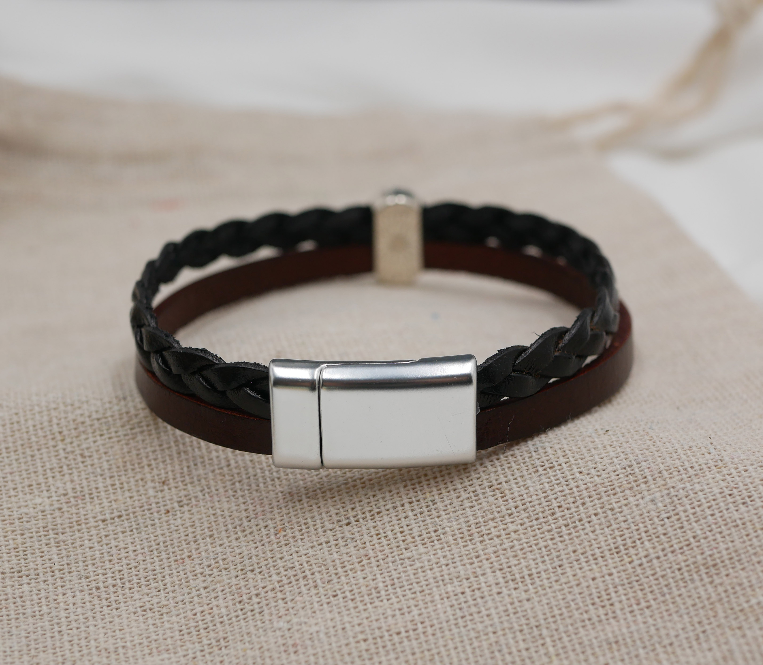 Pulseira medalhão duo de pele tecida vintage preta e castanha com fecho magnético