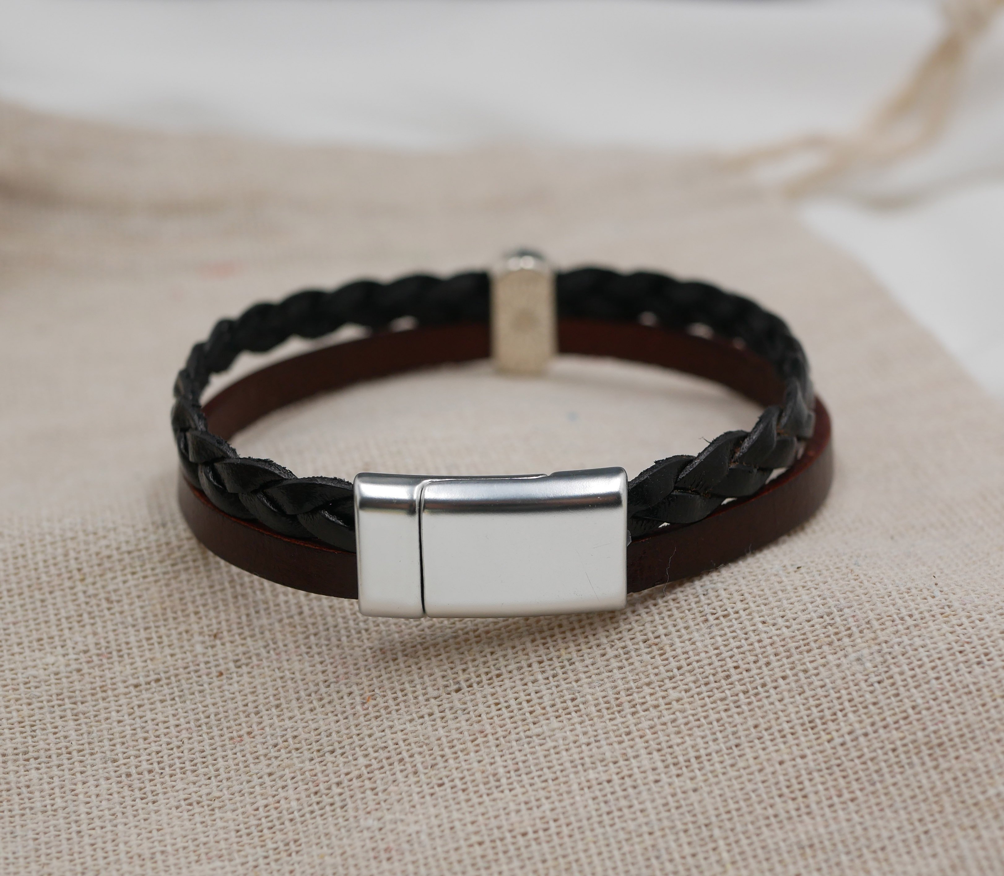 Pulseira medalhão duo de pele tecida vintage preta e castanha com fecho magnético