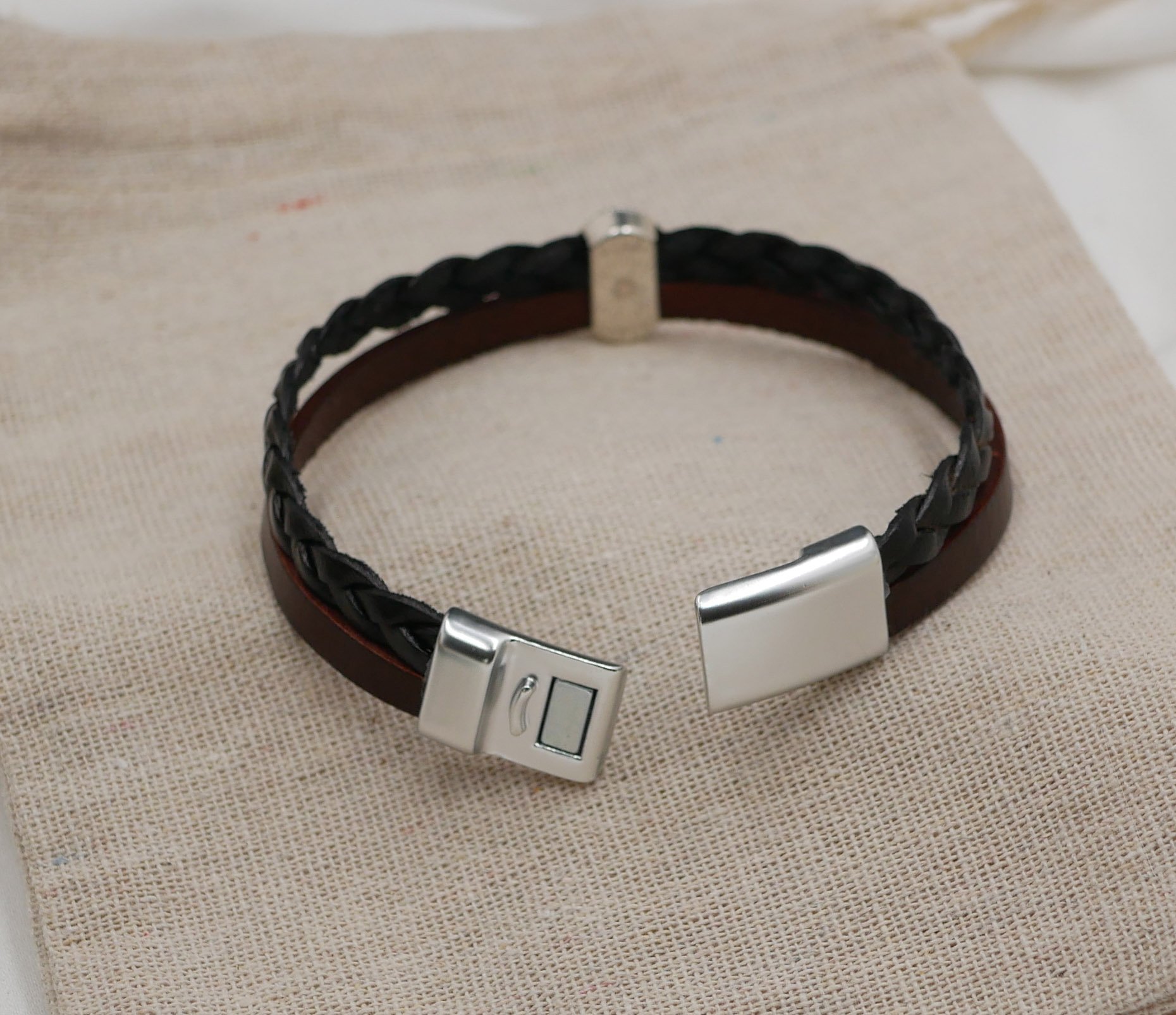 Pulseira medalhão duo de pele tecida vintage preta e castanha com fecho magnético