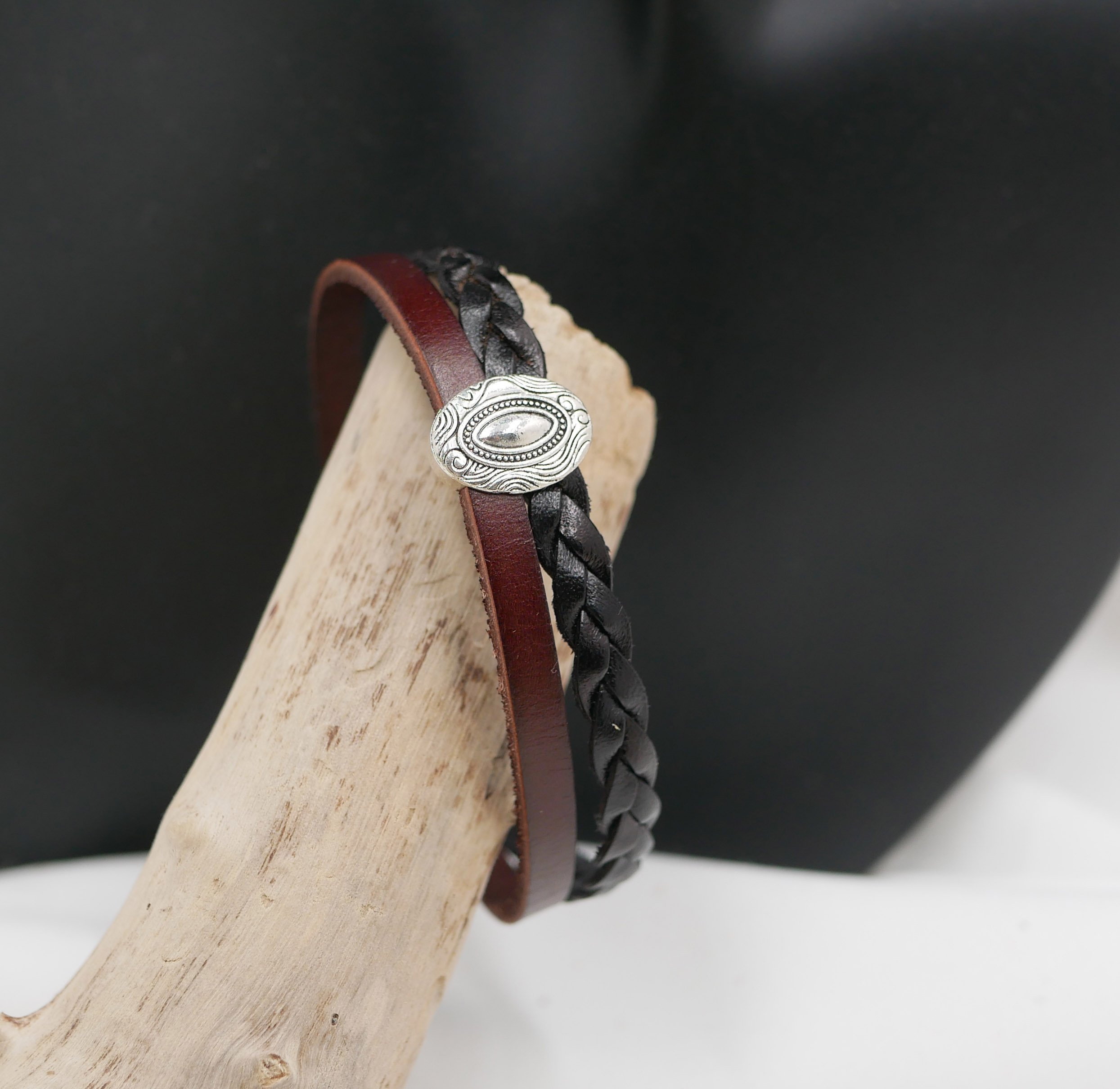 Pulseira medalhão duo de pele tecida vintage preta e castanha com fecho magnético