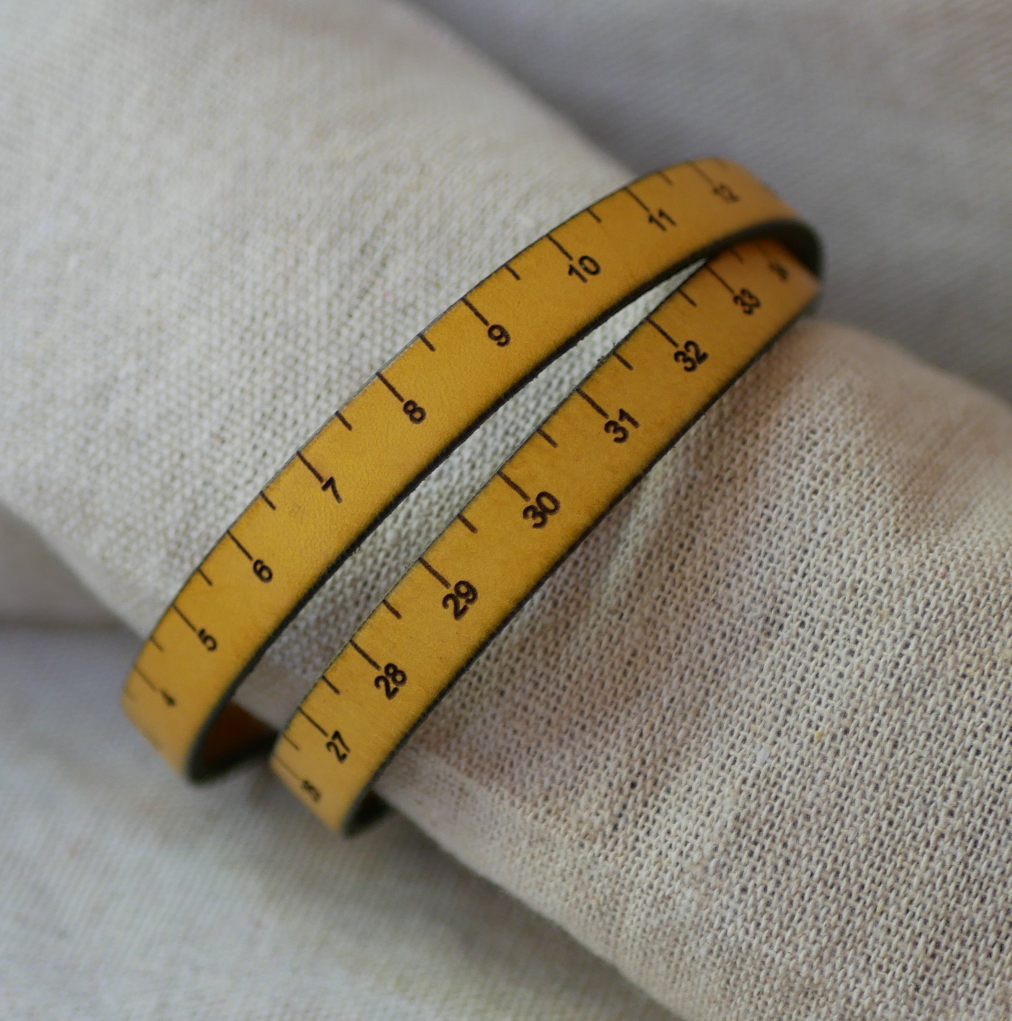 Pulseira de fita métrica em pele com dupla volta gravada personalizável 