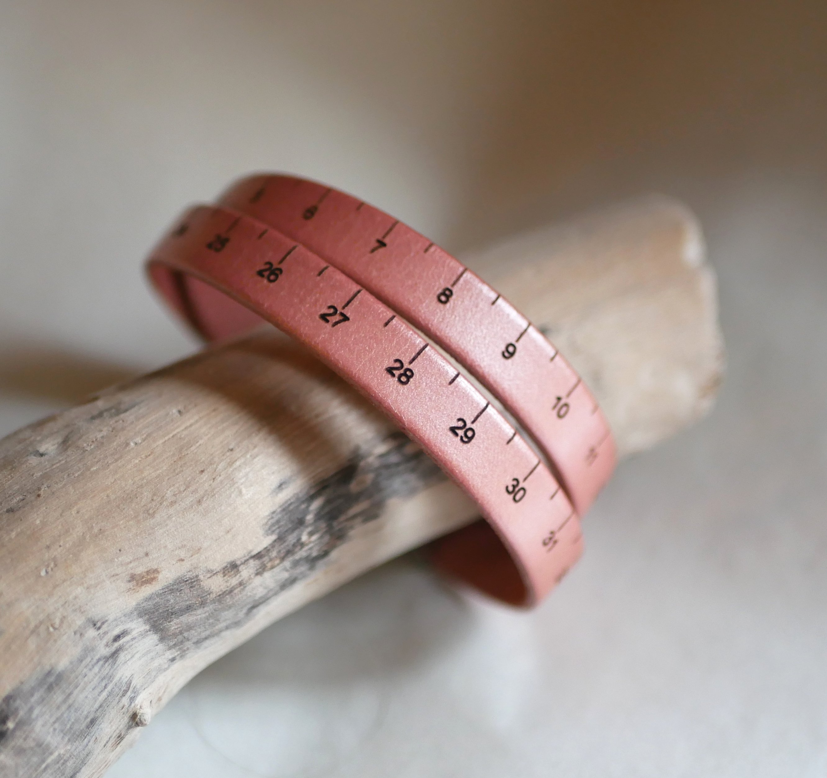 Pulseira de fita m&eacute;trica em pele com dupla volta gravada personaliz&aacute;vel 