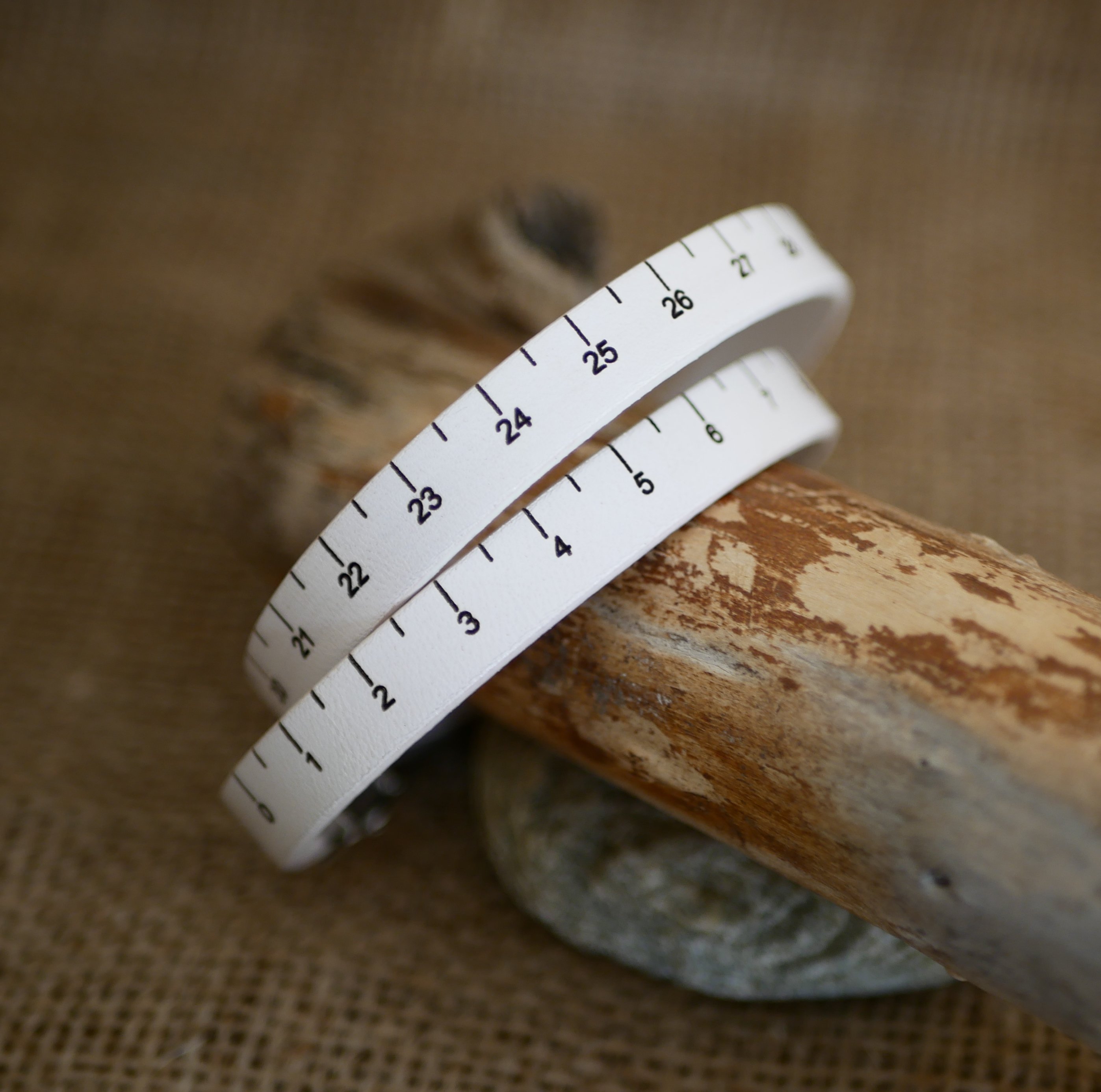 Pulseira de fita m&eacute;trica em pele com dupla volta gravada personaliz&aacute;vel 