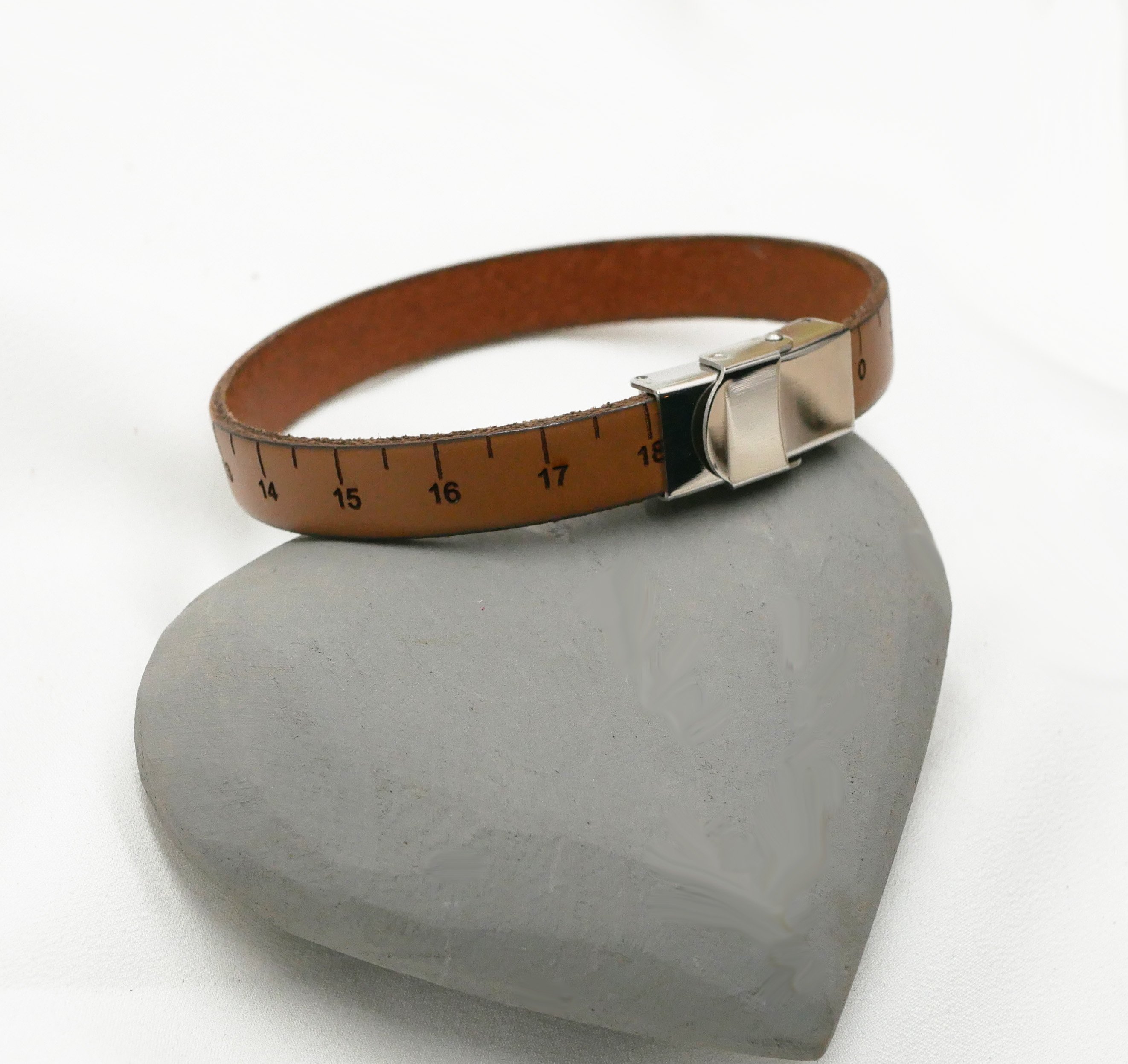 Pulseira de metros de costura em pele, gravada em cm e personalizável no verso