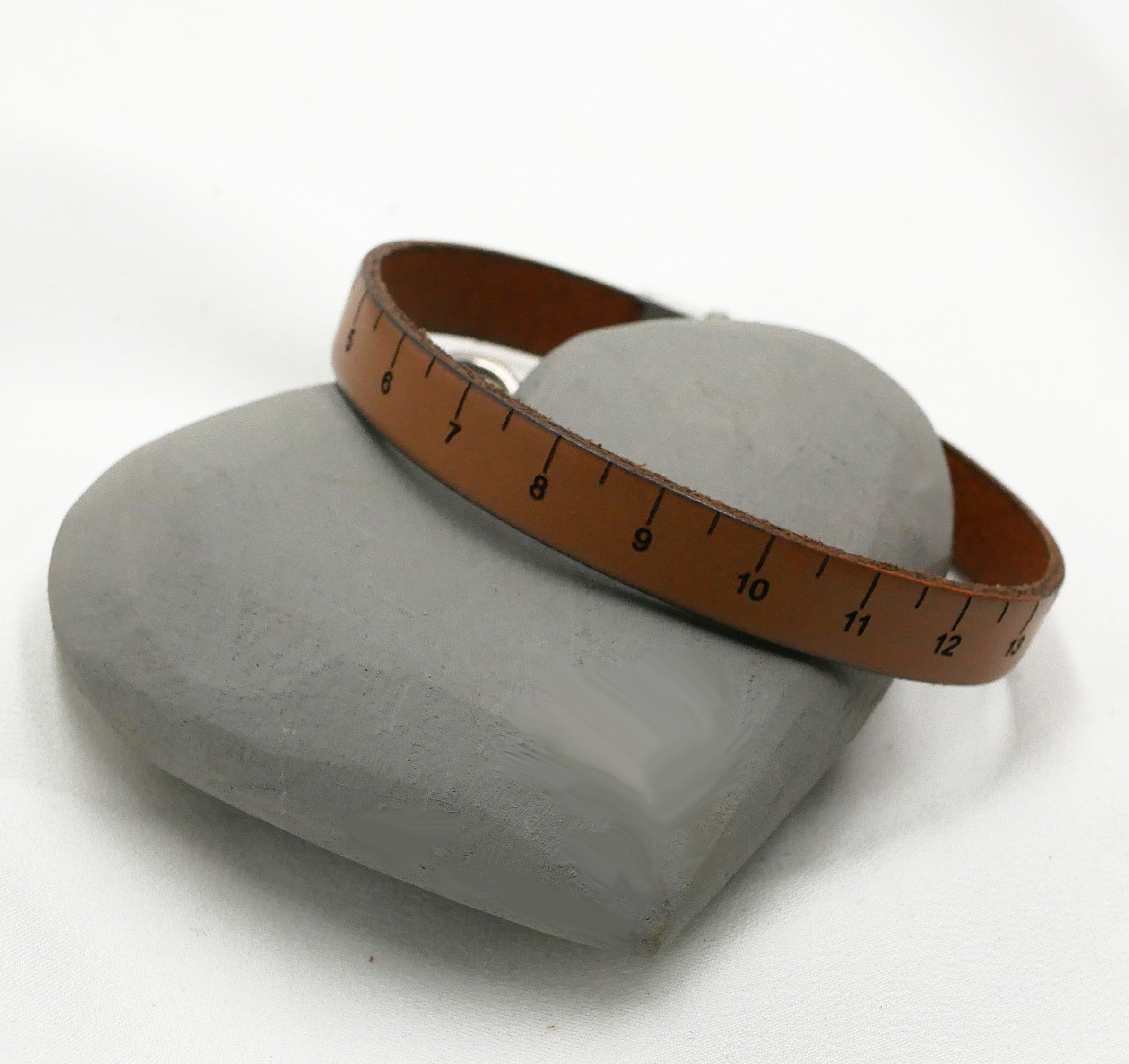 Pulseira de metros de costura em pele, gravada em cm e personalizável no verso