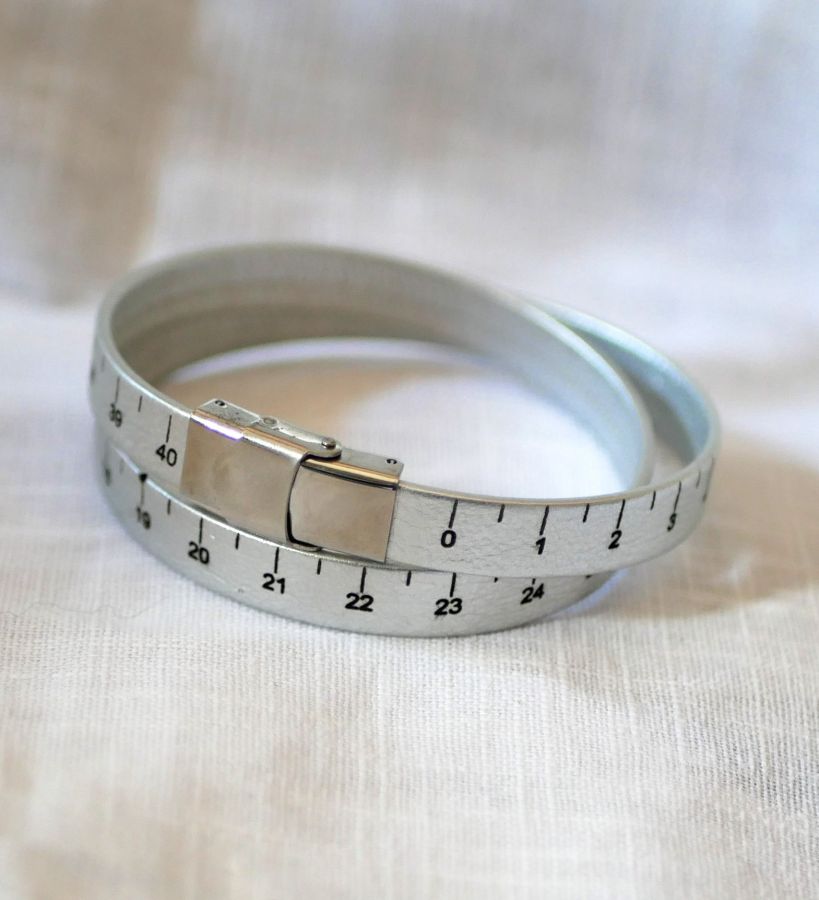 Pulseira de fita métrica em pele com dupla volta gravada personalizável 