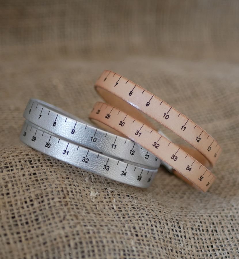 Pulseira de fita métrica em pele com dupla volta gravada personalizável 
