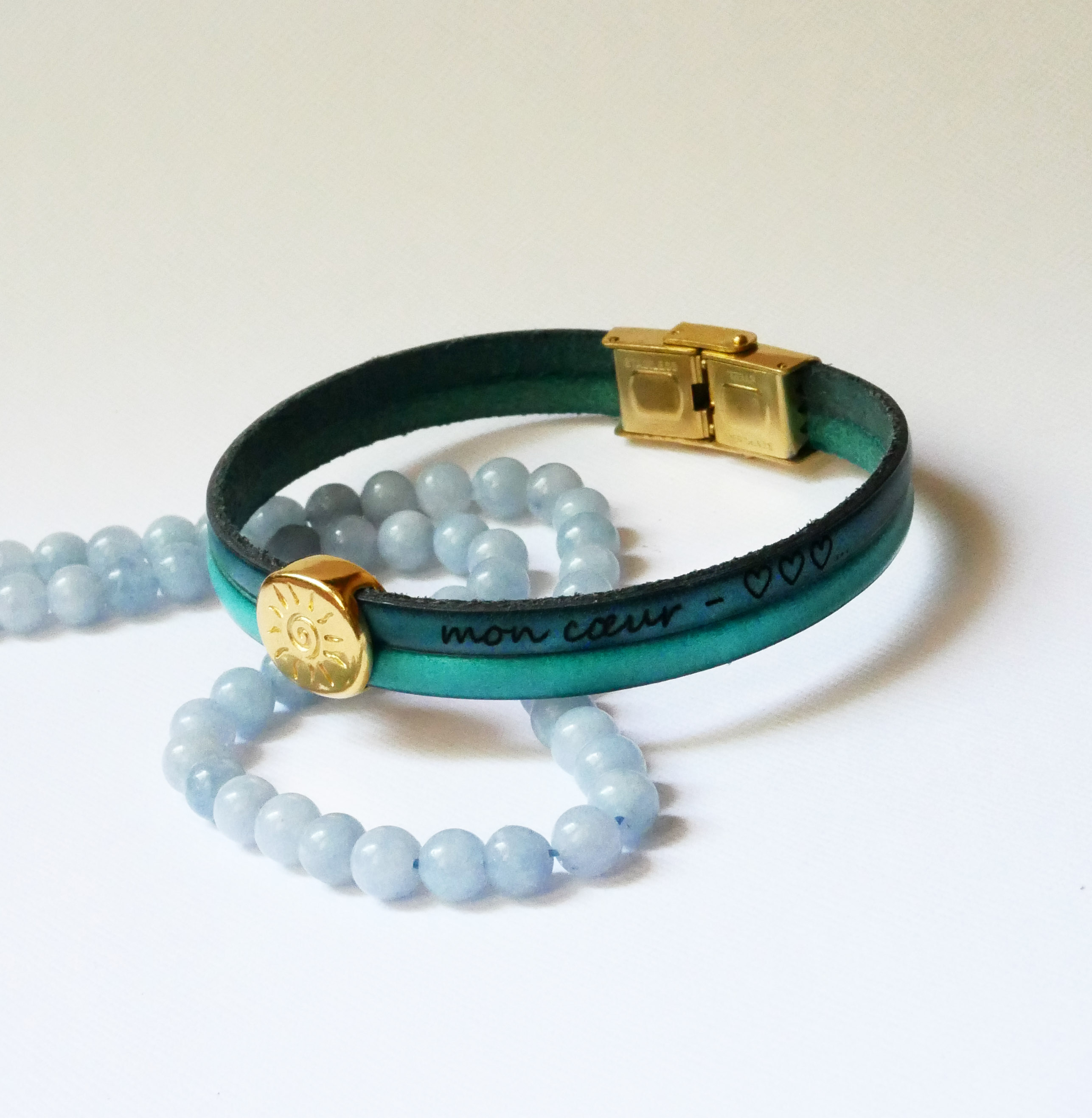Pulseira Soleil em ouro sobre um duo de peles para personalizar e gravar