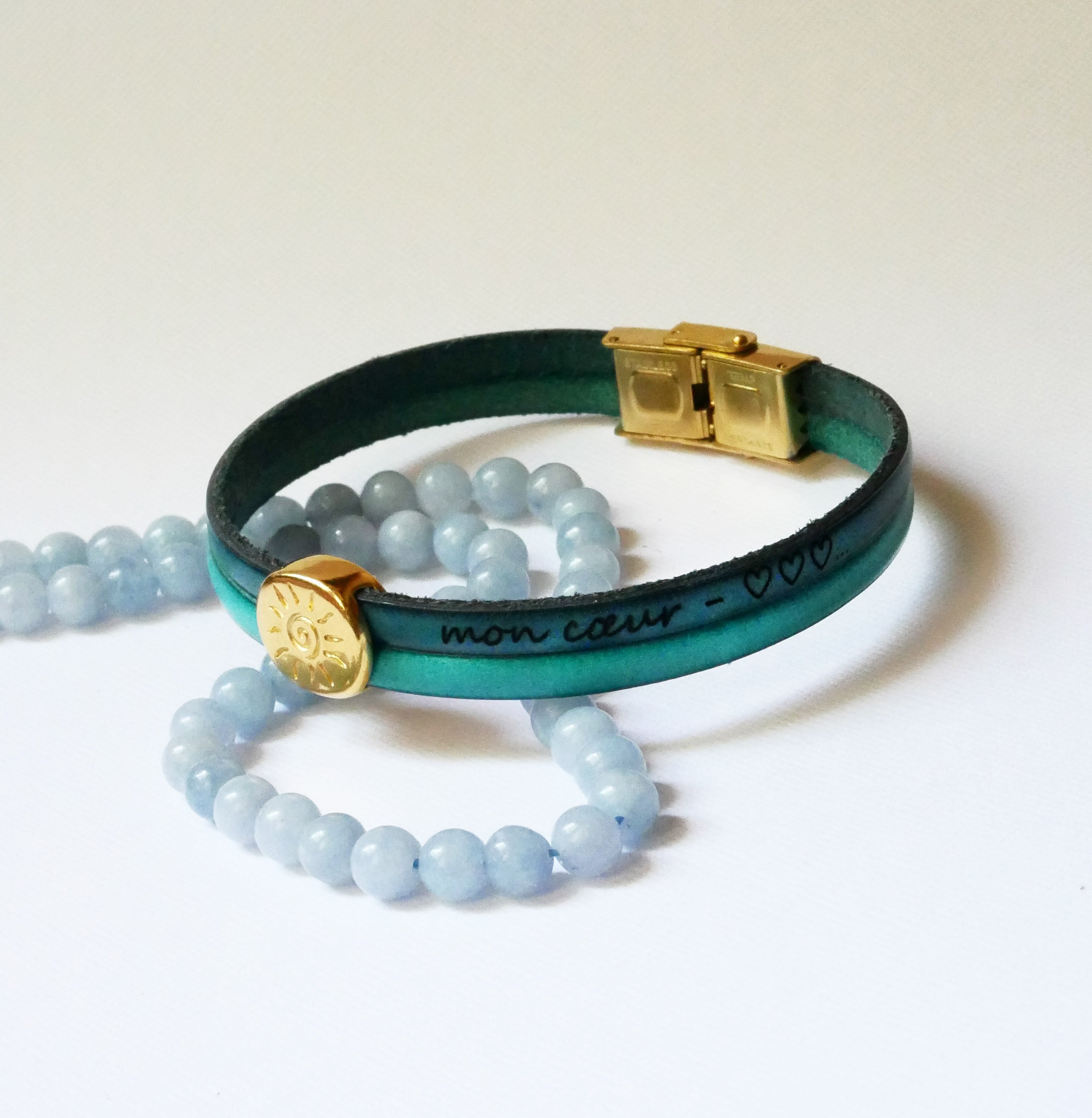 Pulseira Soleil em ouro sobre um duo de peles para personalizar e gravar