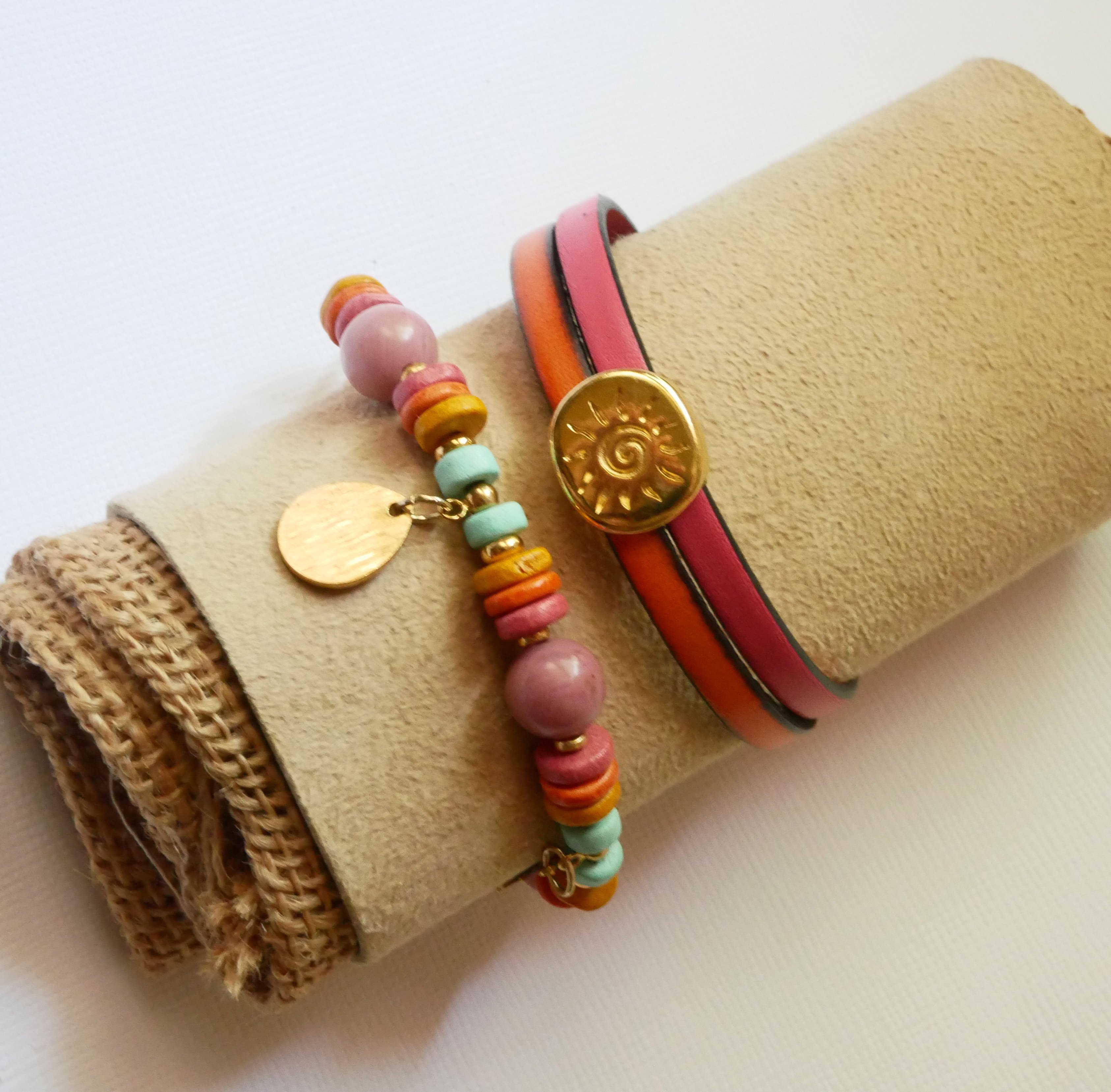 Pulseira Soleil em ouro sobre um duo de peles para personalizar e gravar