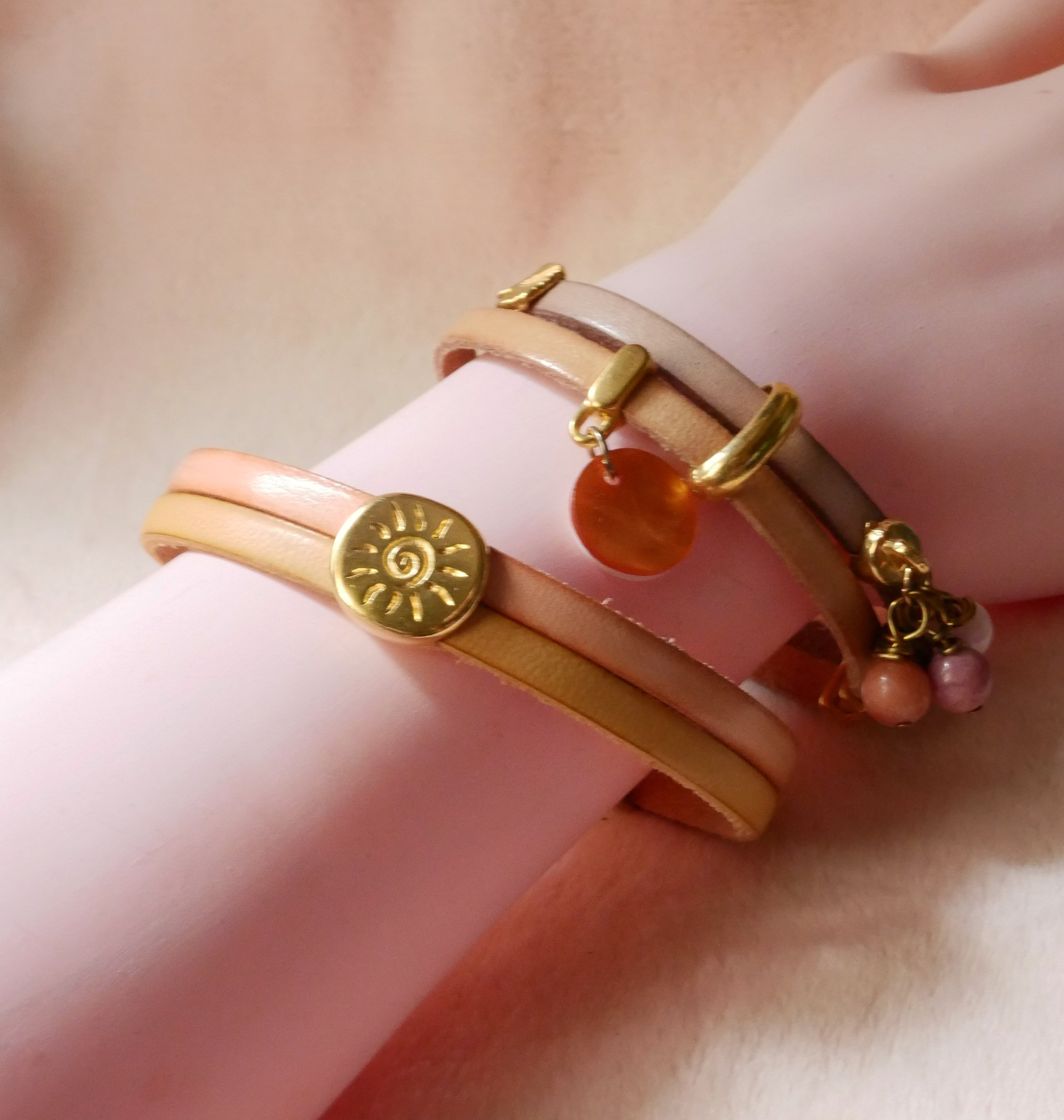 Pulseira Soleil em ouro sobre um duo de peles para personalizar e gravar