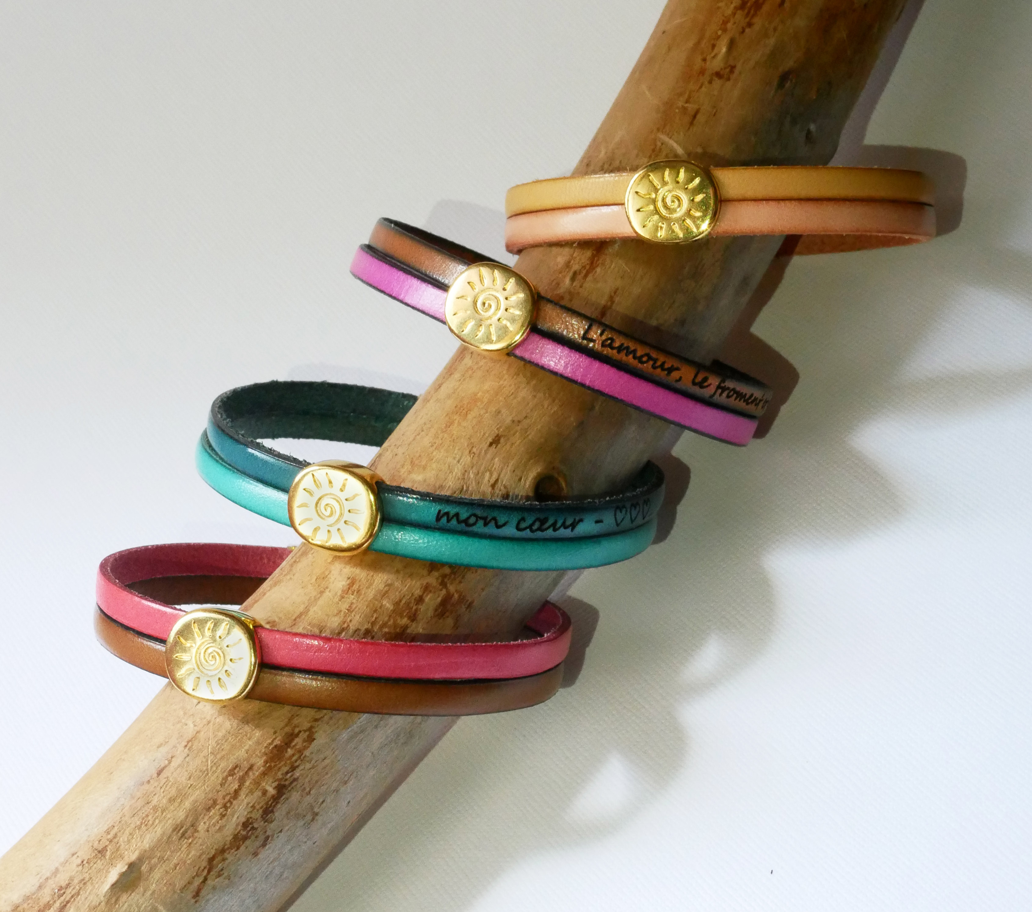 Pulseira Soleil em ouro sobre um duo de peles para personalizar e gravar