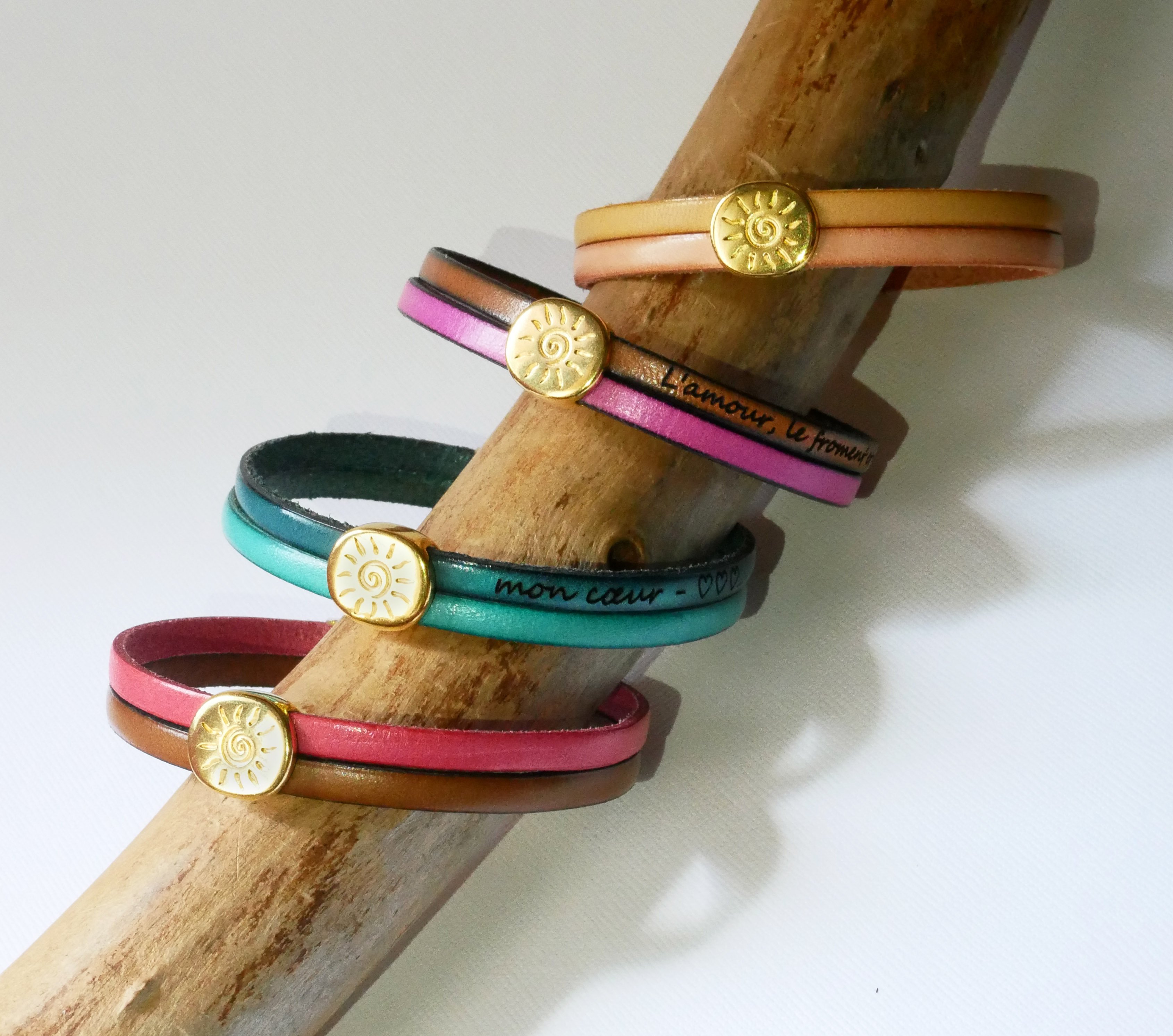 Pulseira Soleil em ouro sobre um duo de peles para personalizar e gravar