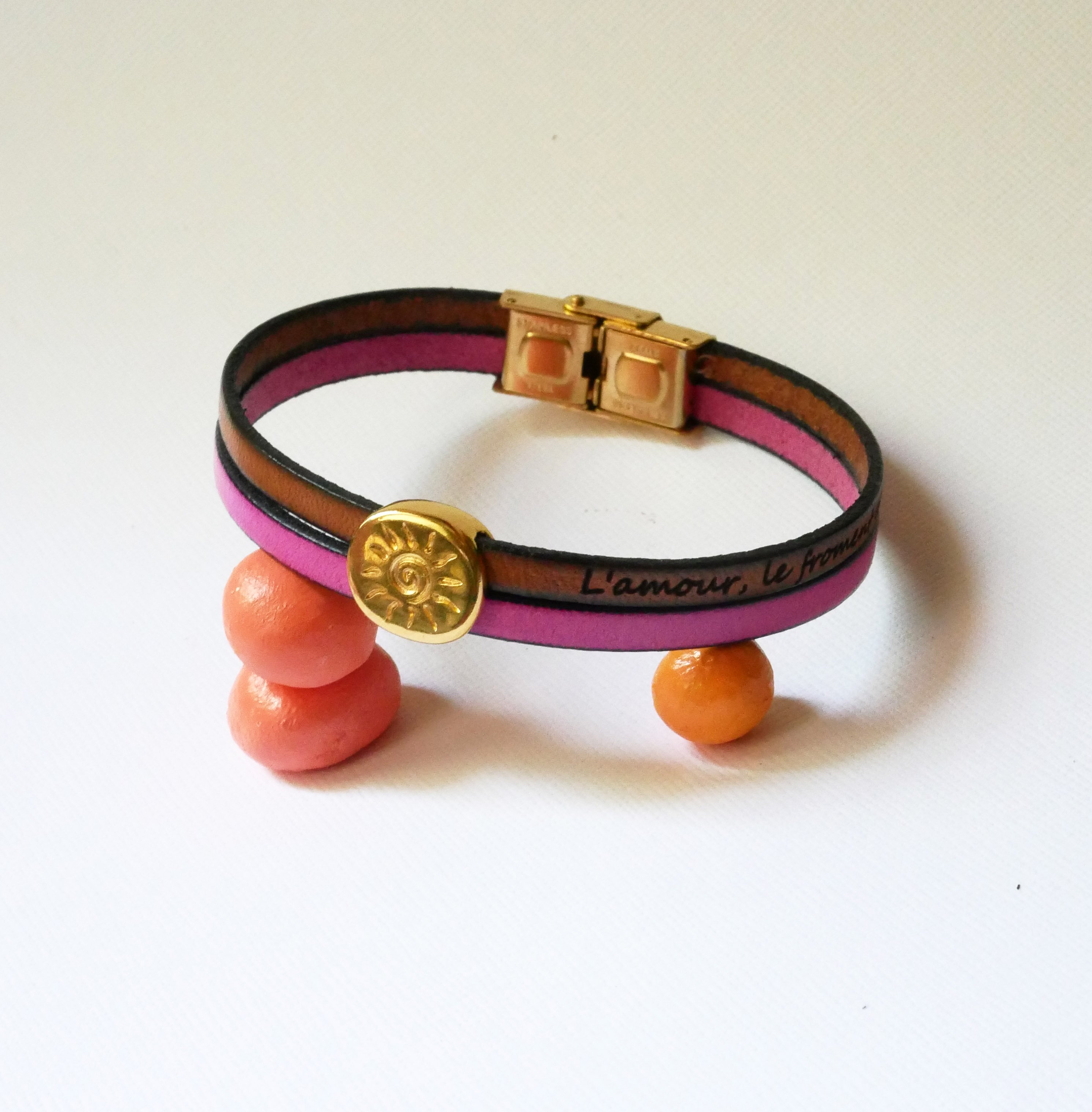 Pulseira Soleil em ouro sobre um duo de peles para personalizar e gravar