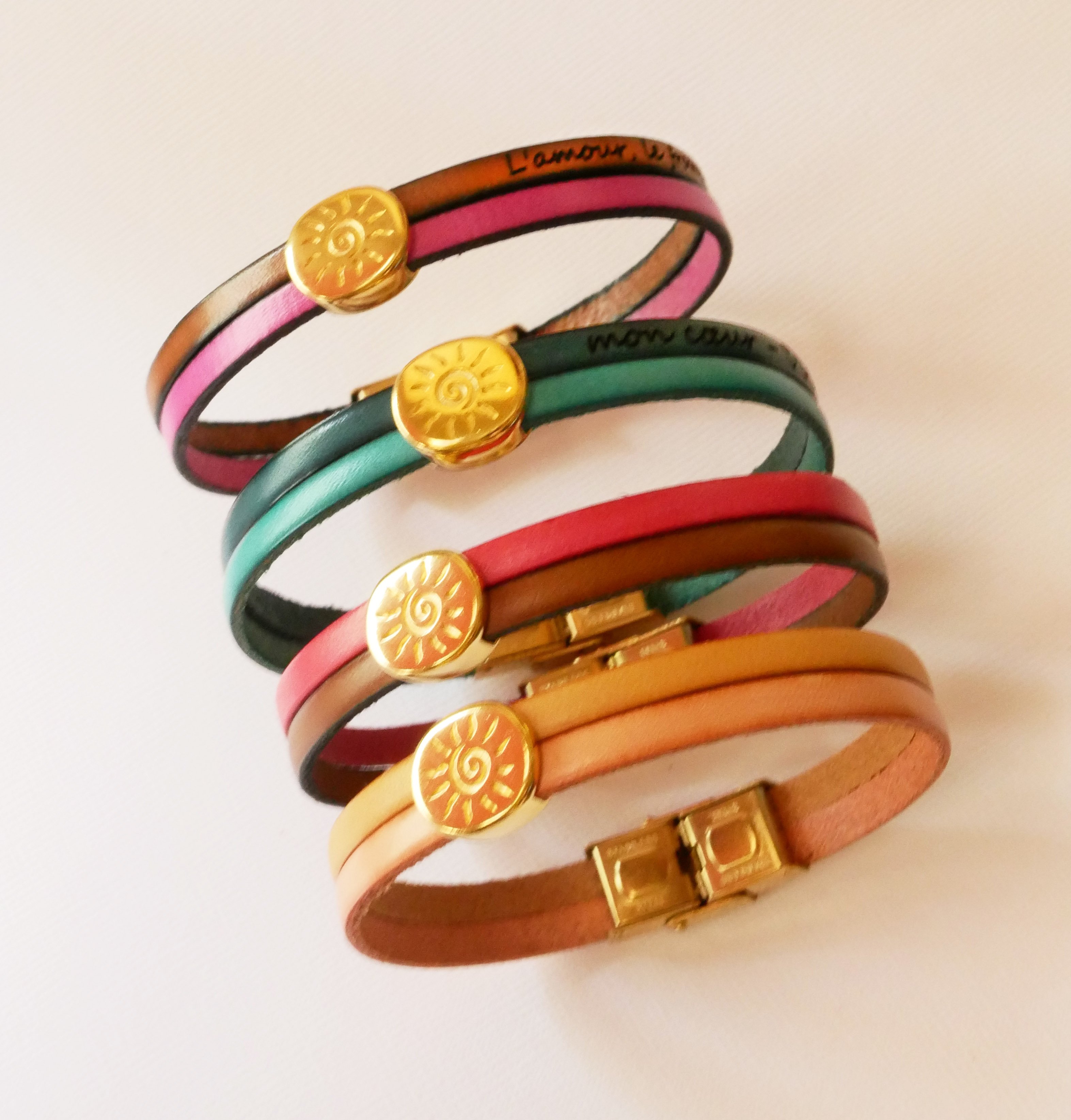 Pulseira Soleil em ouro sobre um duo de peles para personalizar e gravar