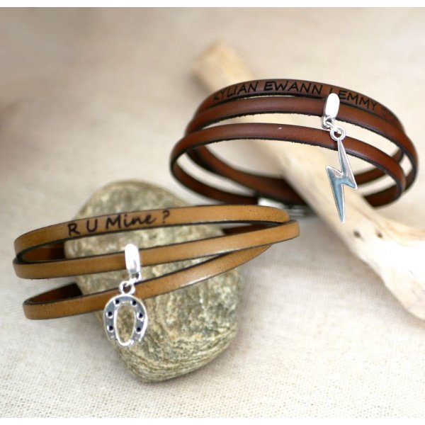 Pulseira com um pendente de couro de 3 voltas, personaliz&aacute;vel por grava&ccedil;&atilde;o