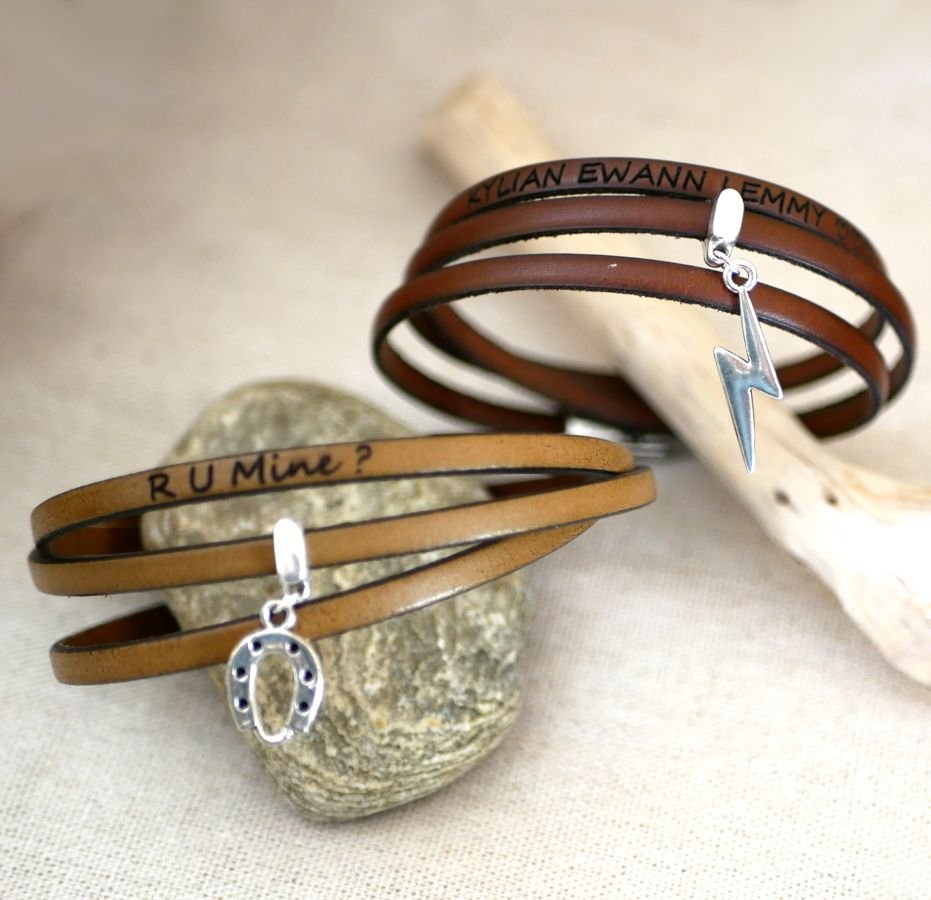 Pulseira com um pendente de couro de 3 voltas, personalizável por gravação