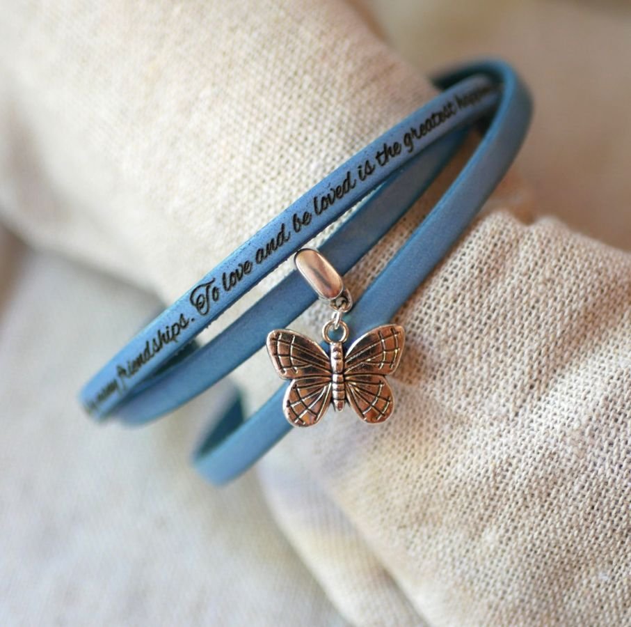 Pulseira com um pendente de couro de 3 voltas, personalizável por gravação