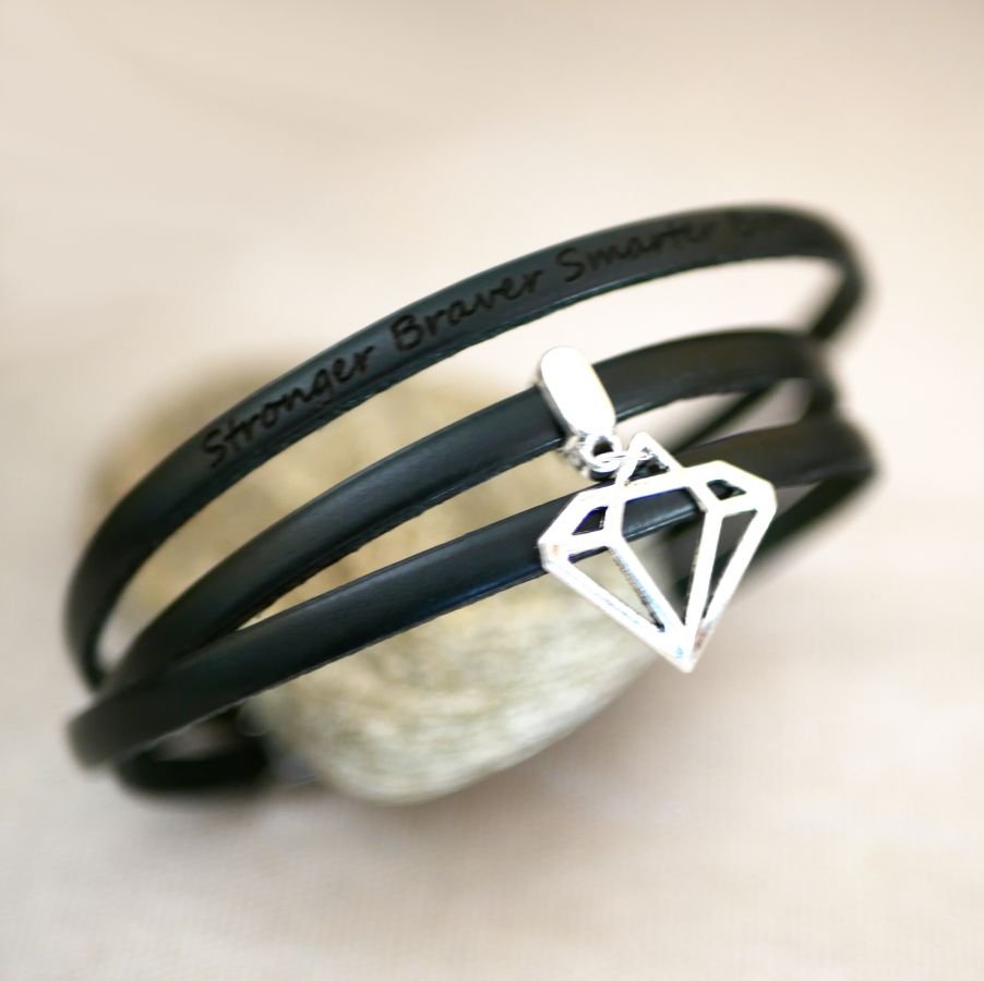Pulseira com um pendente de couro de 3 voltas, personalizável por gravação