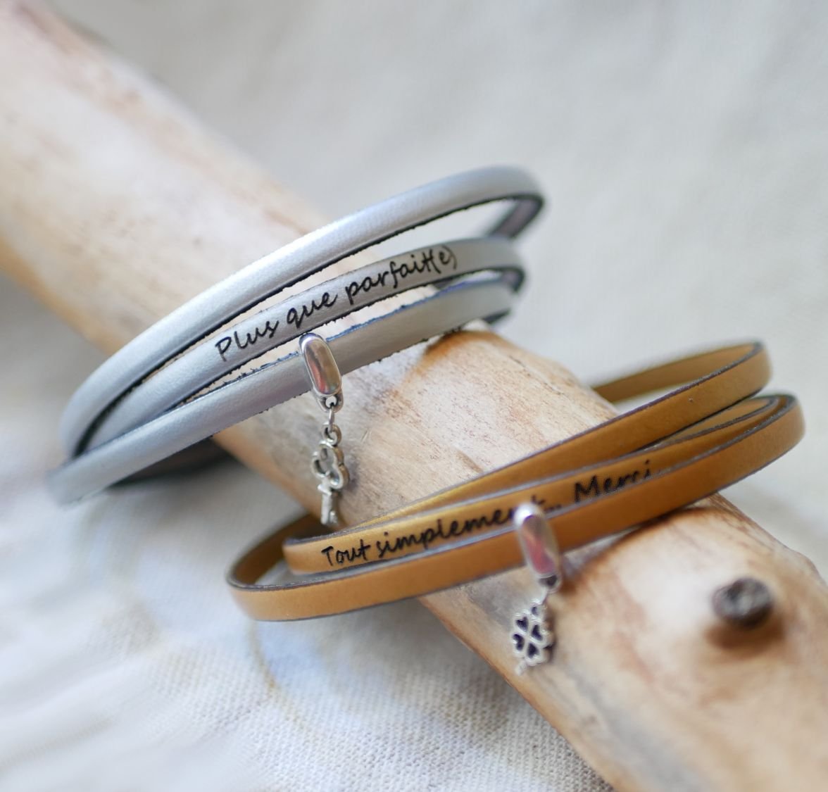 Pulseira com um pendente de couro de 3 voltas, personalizável por gravação