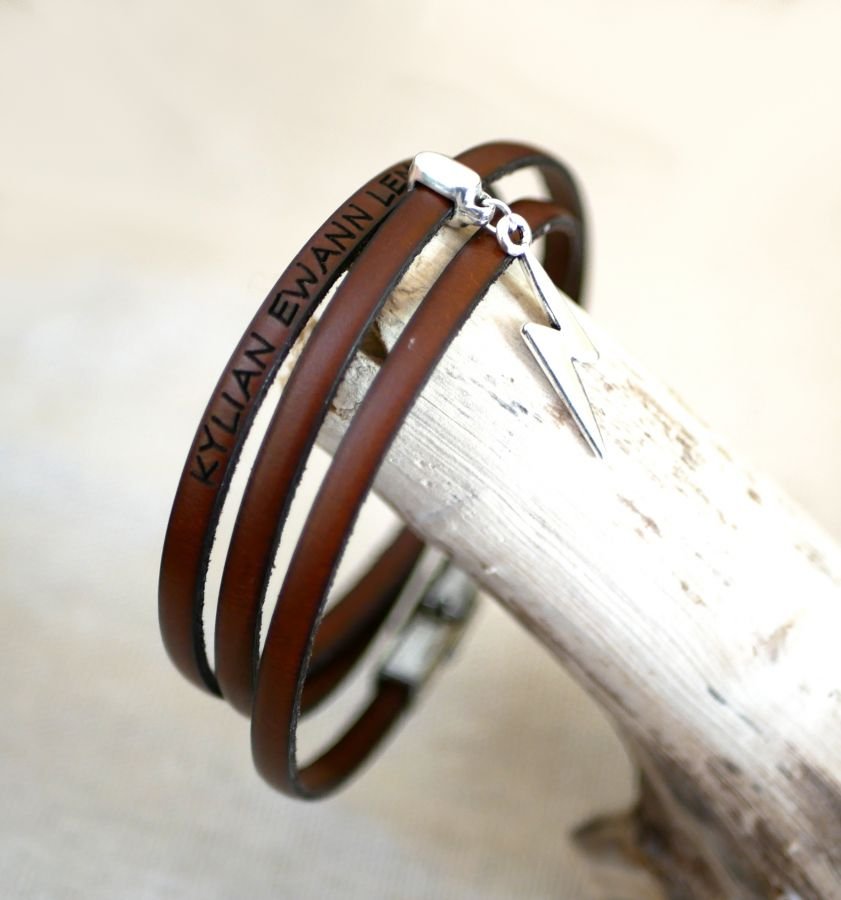 Pulseira com um pendente de couro de 3 voltas, personalizável por gravação