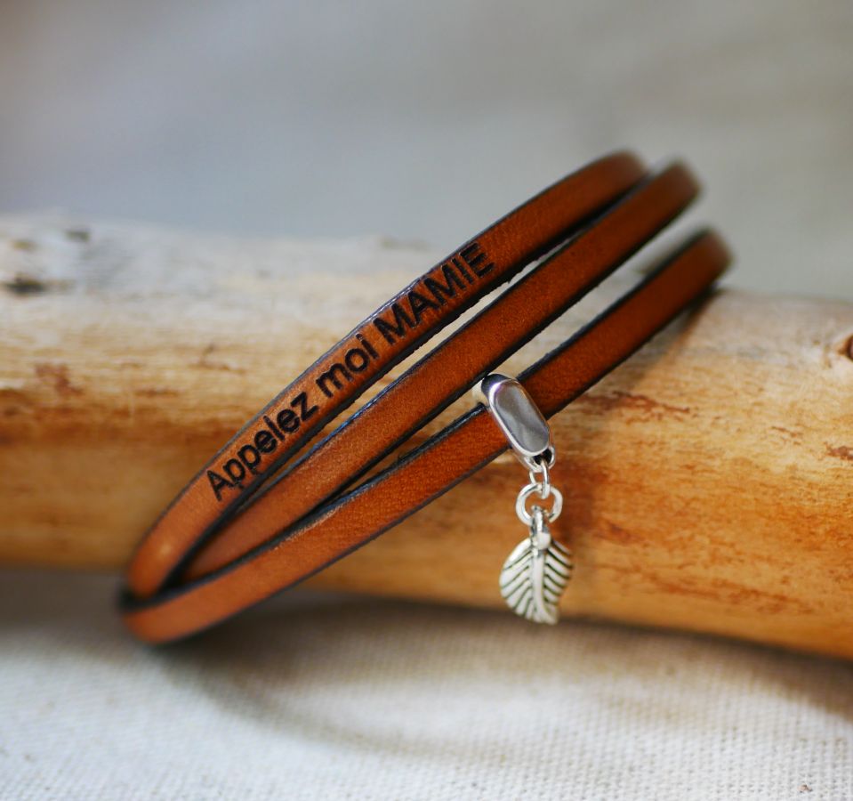 Pulseira com um pendente de couro de 3 voltas, personalizável por gravação