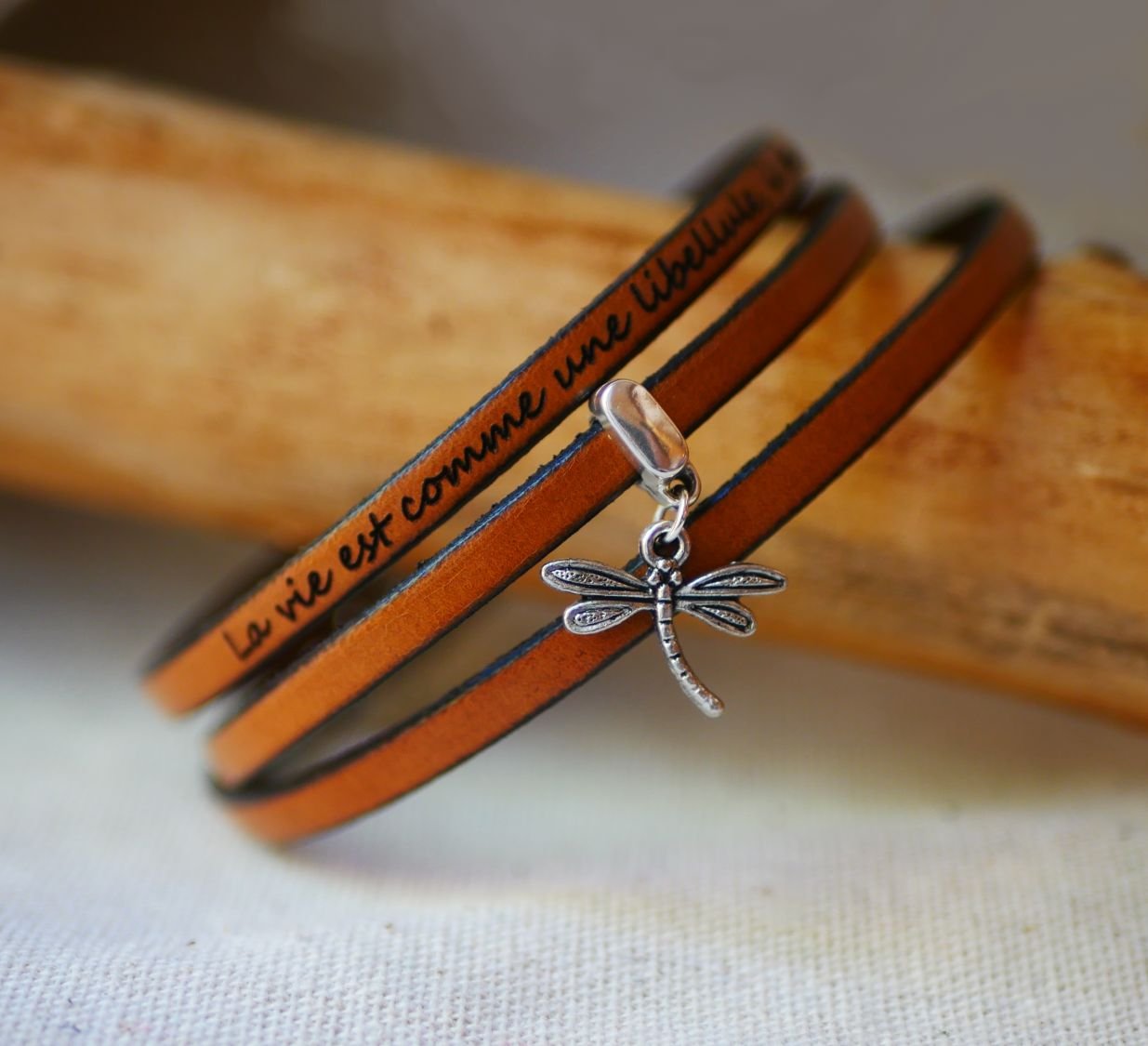 Pulseira com um pendente de couro de 3 voltas, personalizável por gravação