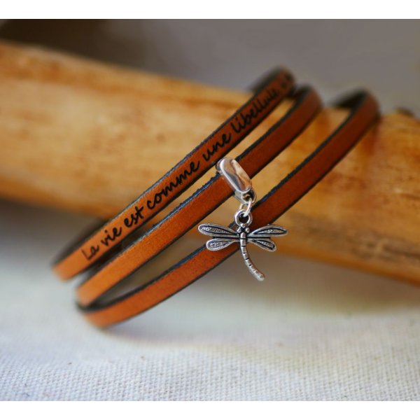 Pulseira com um pendente de couro de 3 voltas, personaliz&aacute;vel por grava&ccedil;&atilde;o