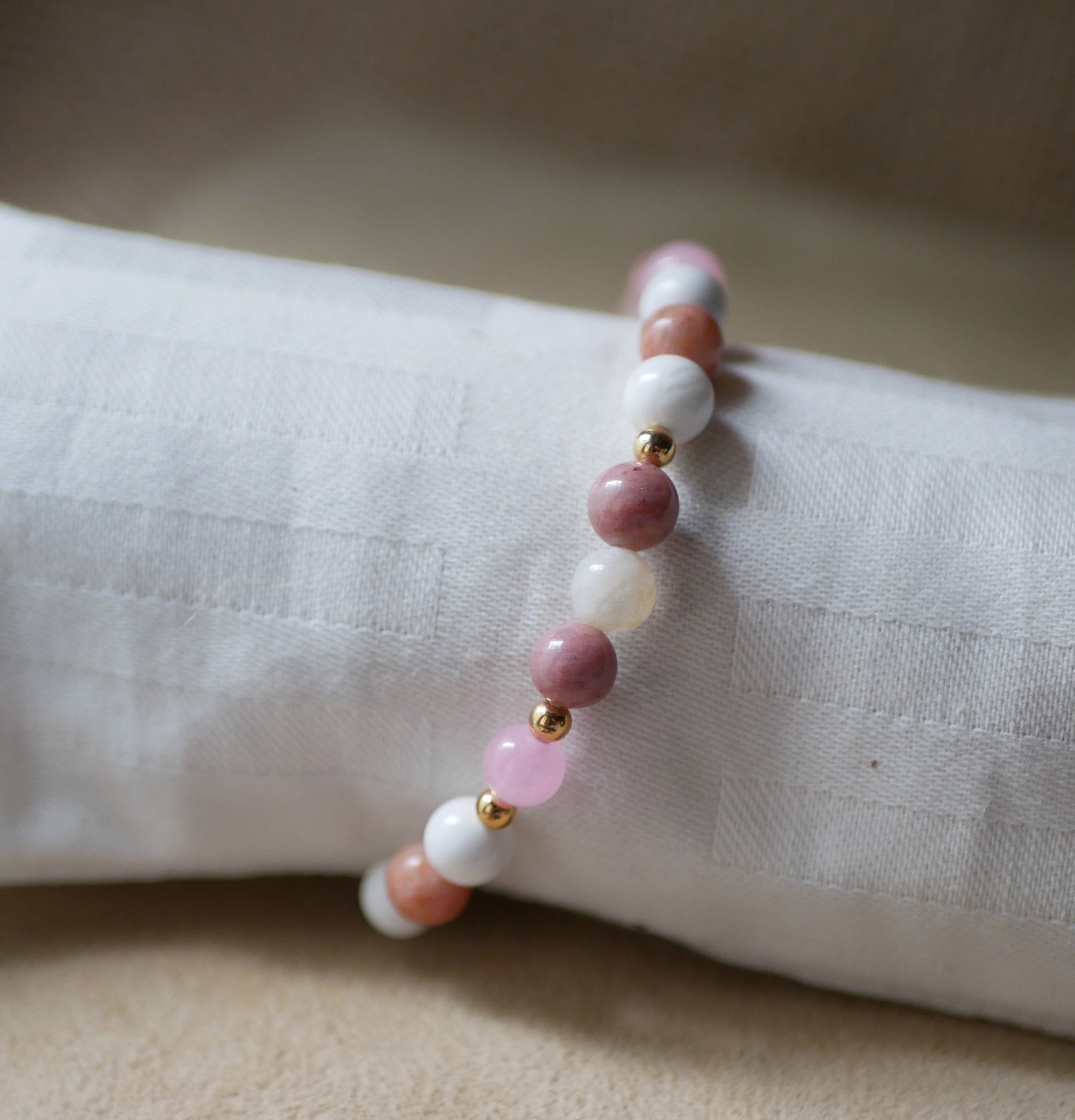 Pulseira com contas de ouro e pedras naturais Howlite e Rhodonite