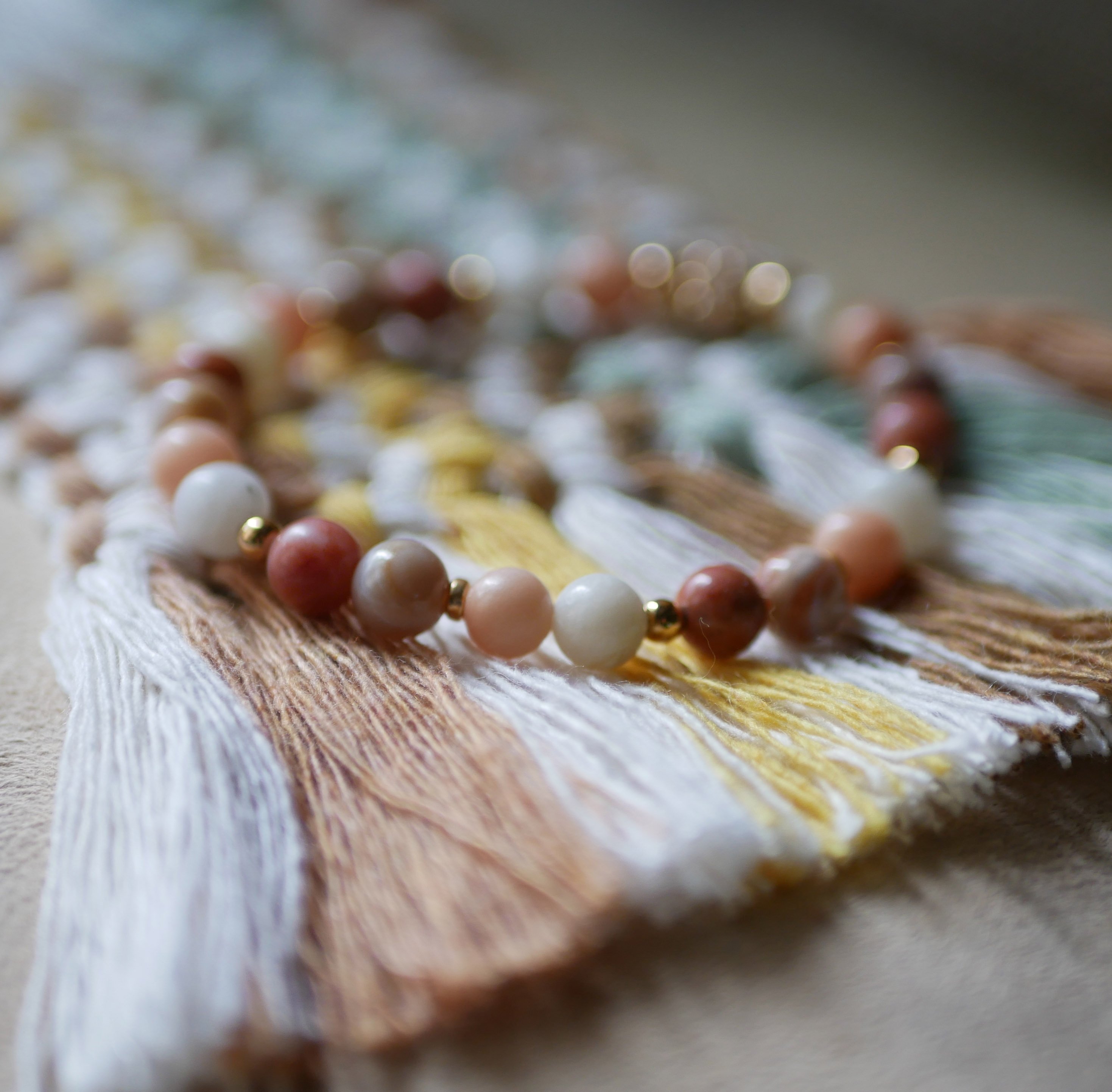 Pulseira com contas de pedra natural Aventurina rosa e branca e pérolas douradas