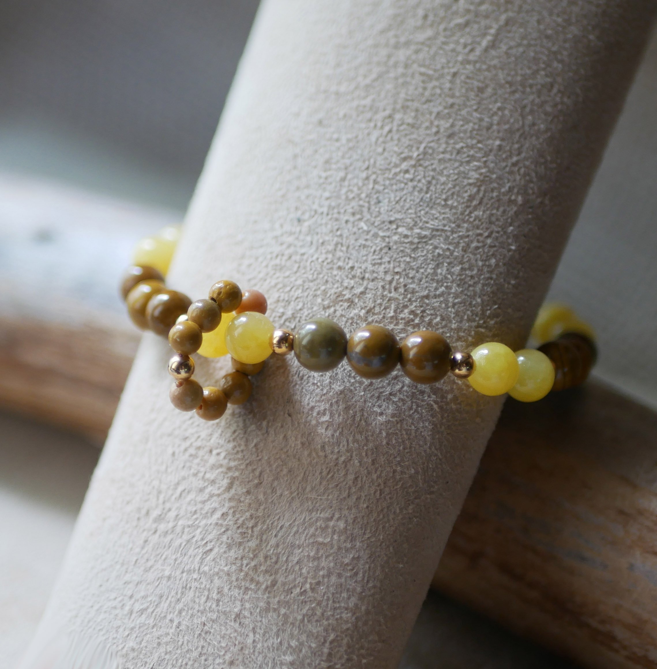 Pulseira de pedras naturais com contas de jade amarelo e mokaïte e um anel de mini contas