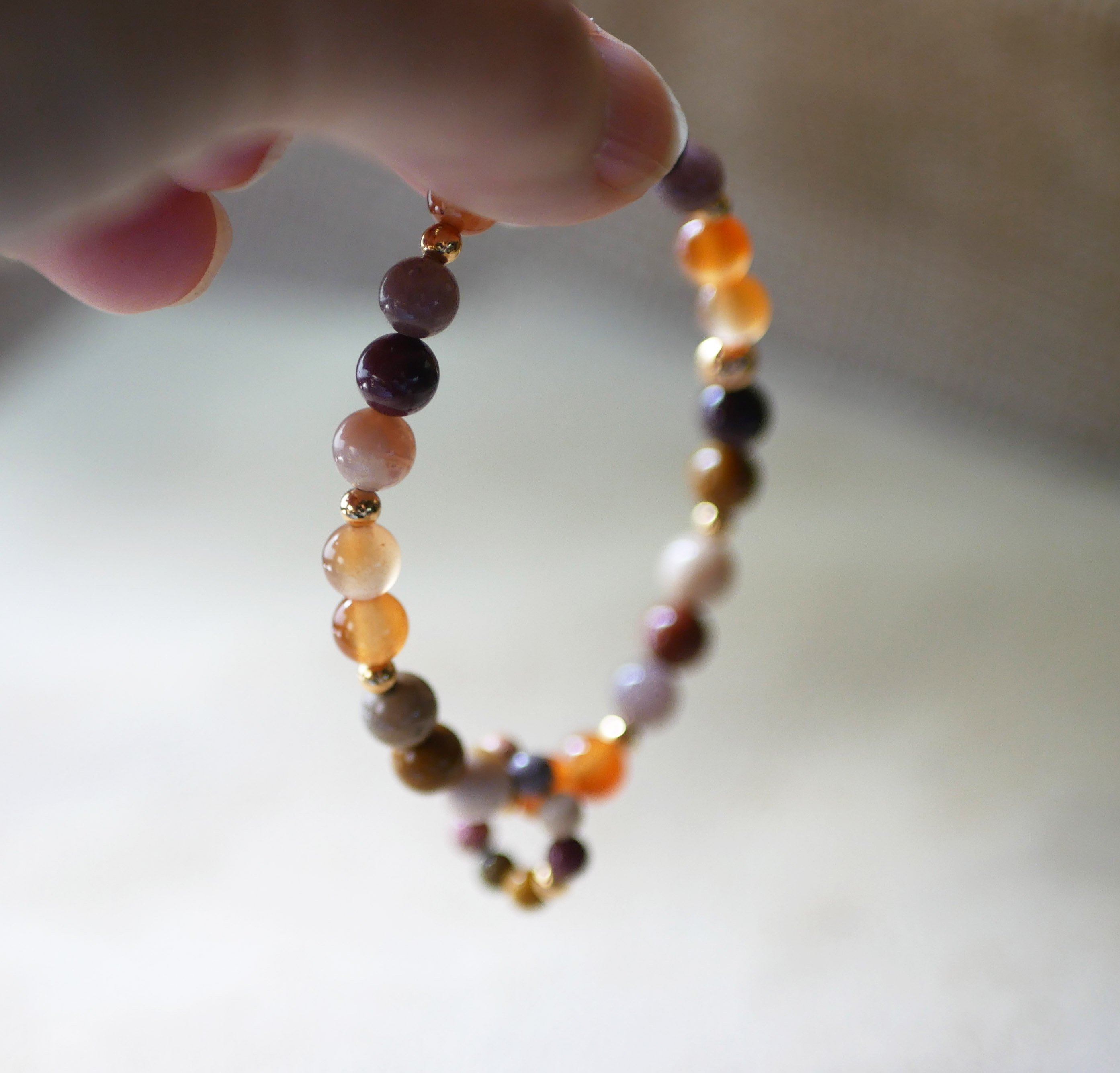 Pulseira de pedra natural mokaïte e cornalite com anel de mini pérolas