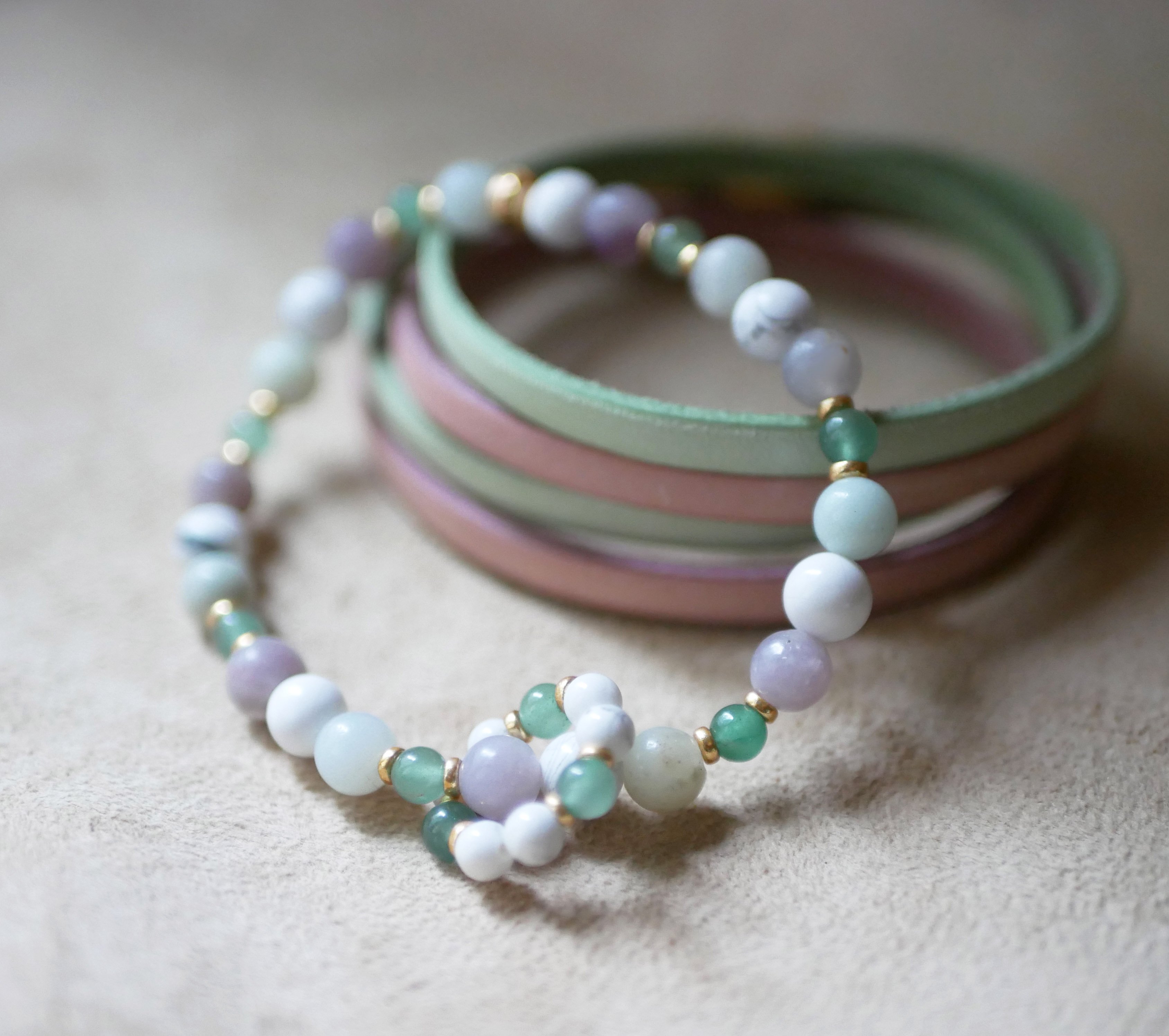 Pulseira de pedra natural aventurina com anel de mini pérolas