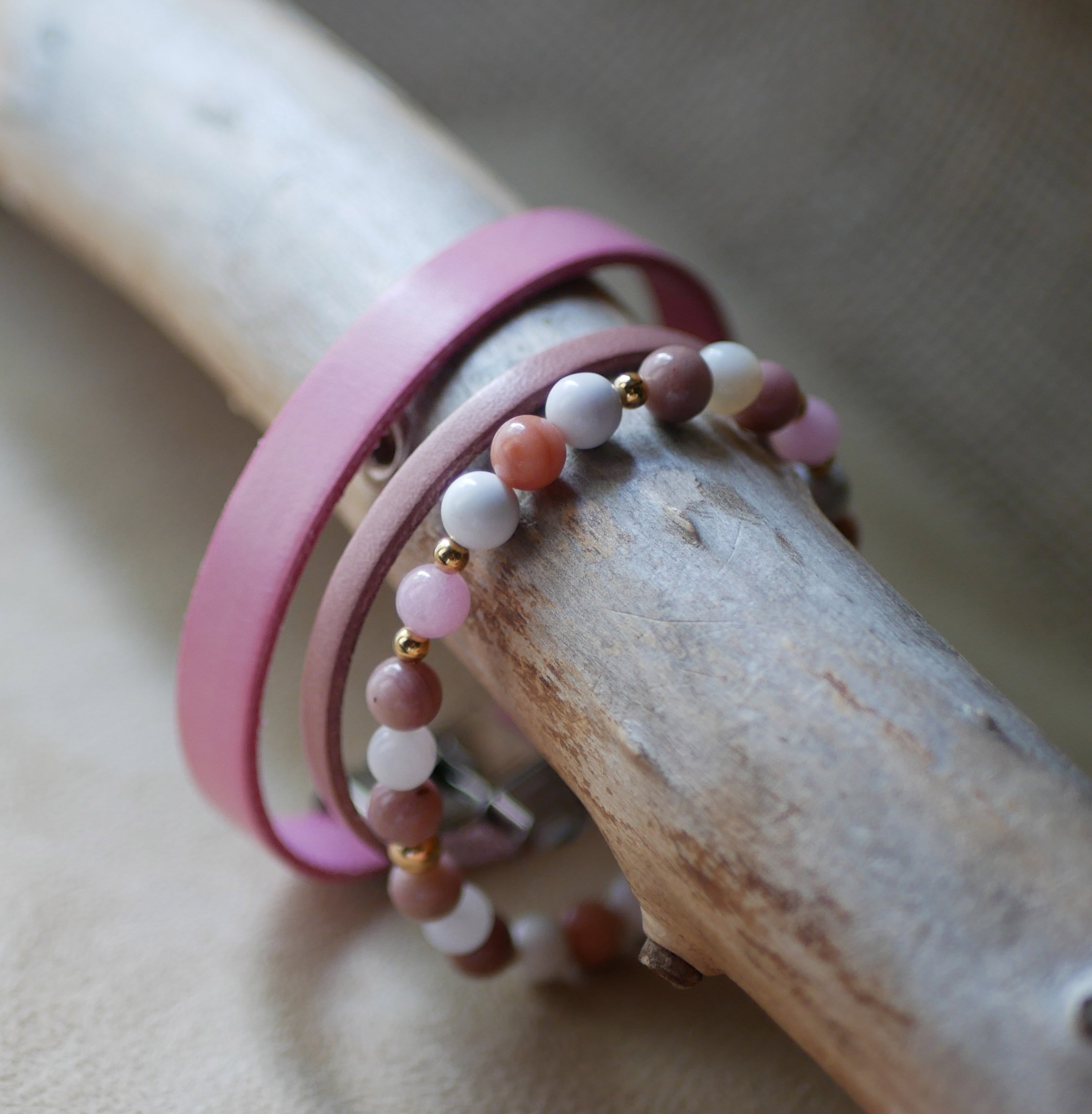 Pulseira com contas de ouro e pedras naturais Howlite e Rhodonite